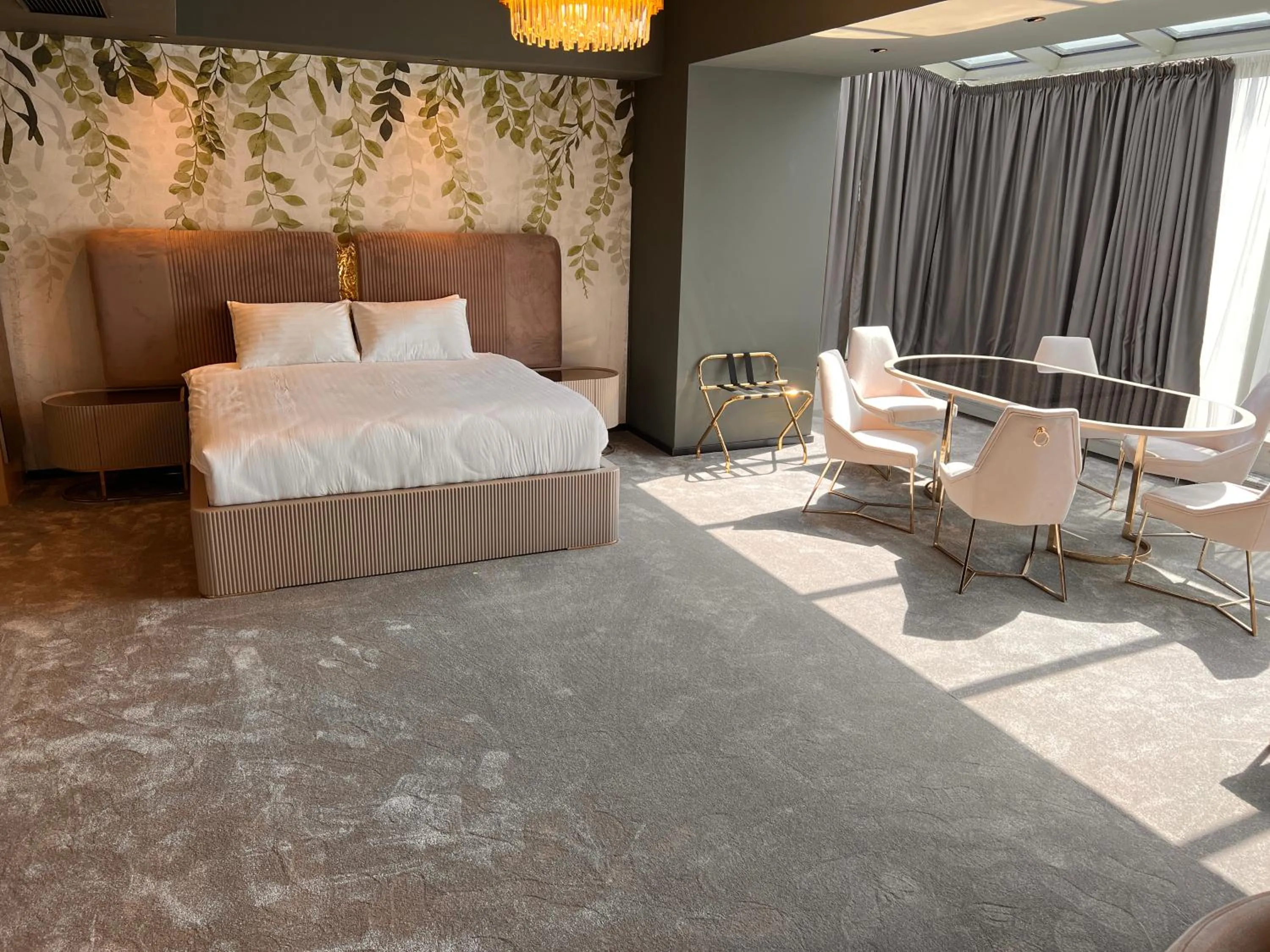 Photo of the whole room, Bed in Mercure Timisoara