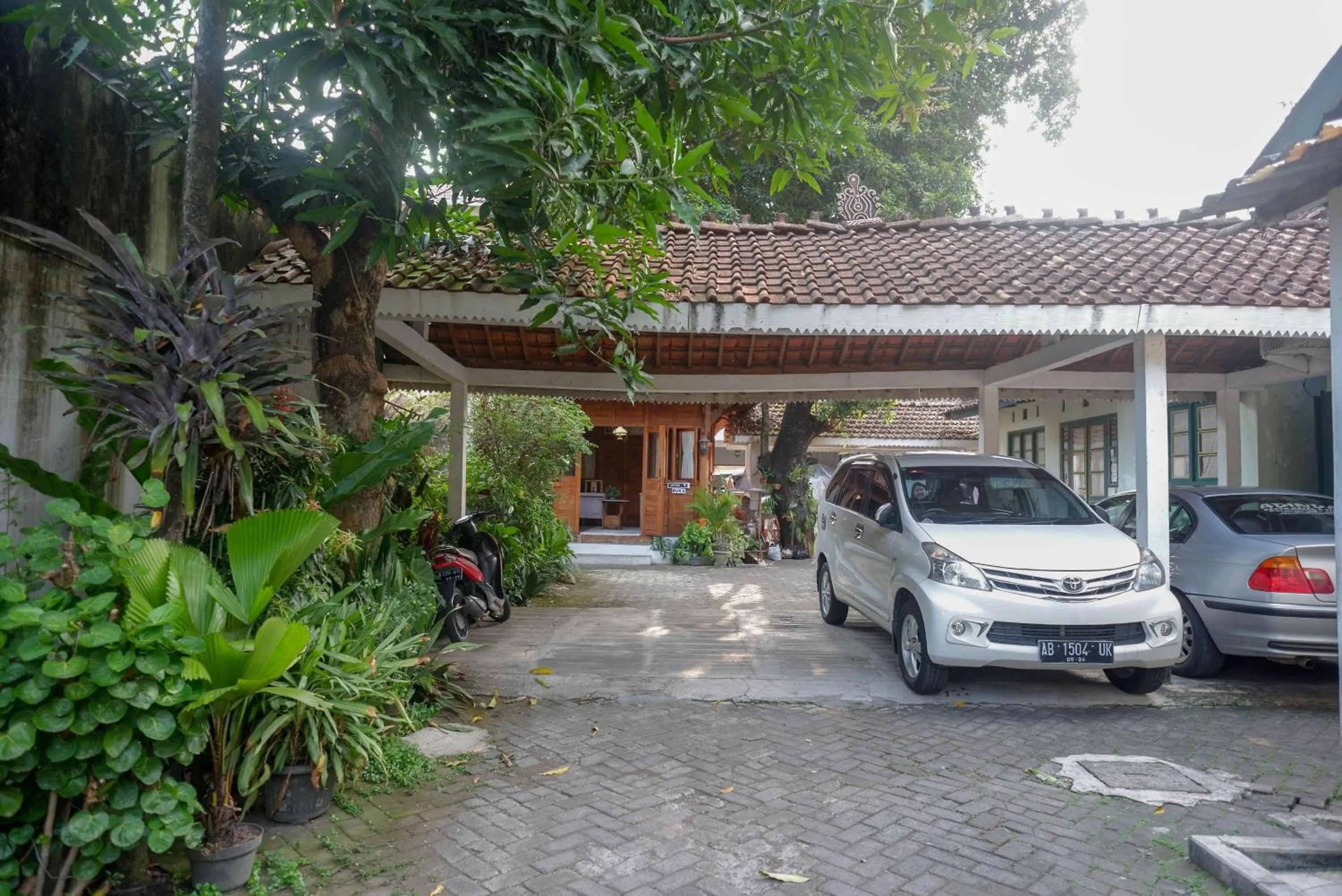 Parking in RedDoorz near Plengkung Gading 2