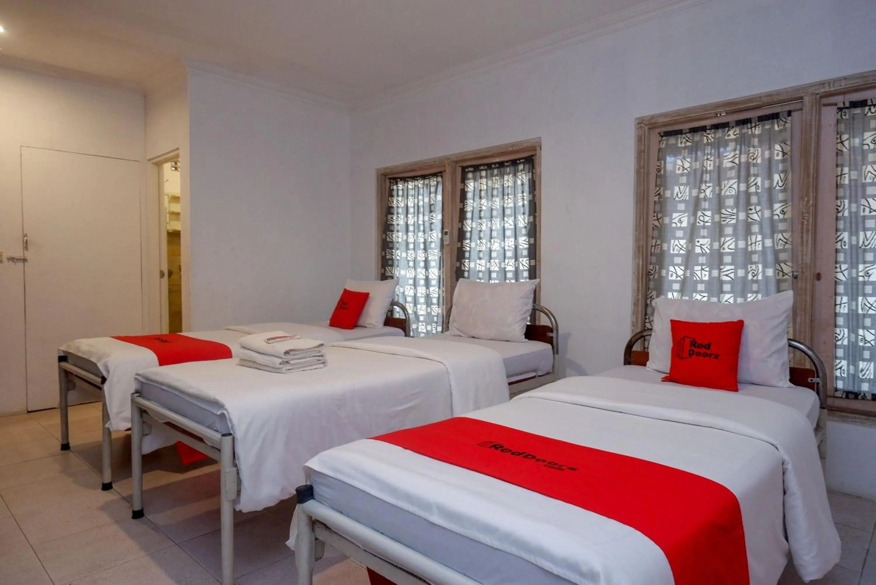 Bedroom, Bed in RedDoorz near Plengkung Gading 2