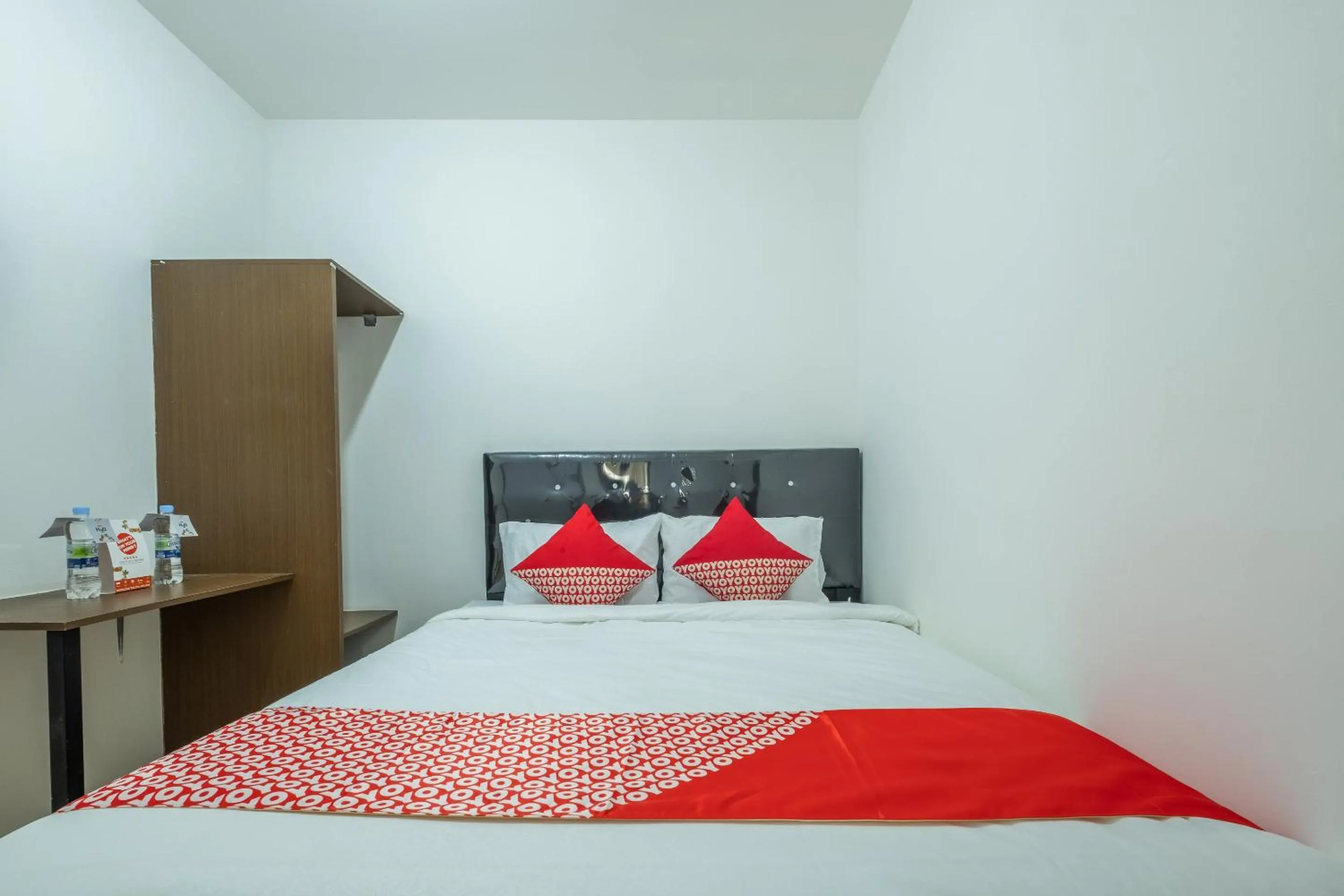 Bedroom in Super OYO 1460 Anyelir Residence