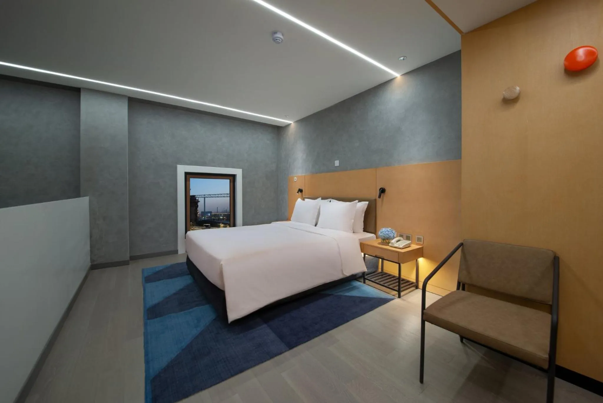 Photo of the whole room, Bed in Holiday Inn Express Beijing Shijingshan Lakeview by IHG