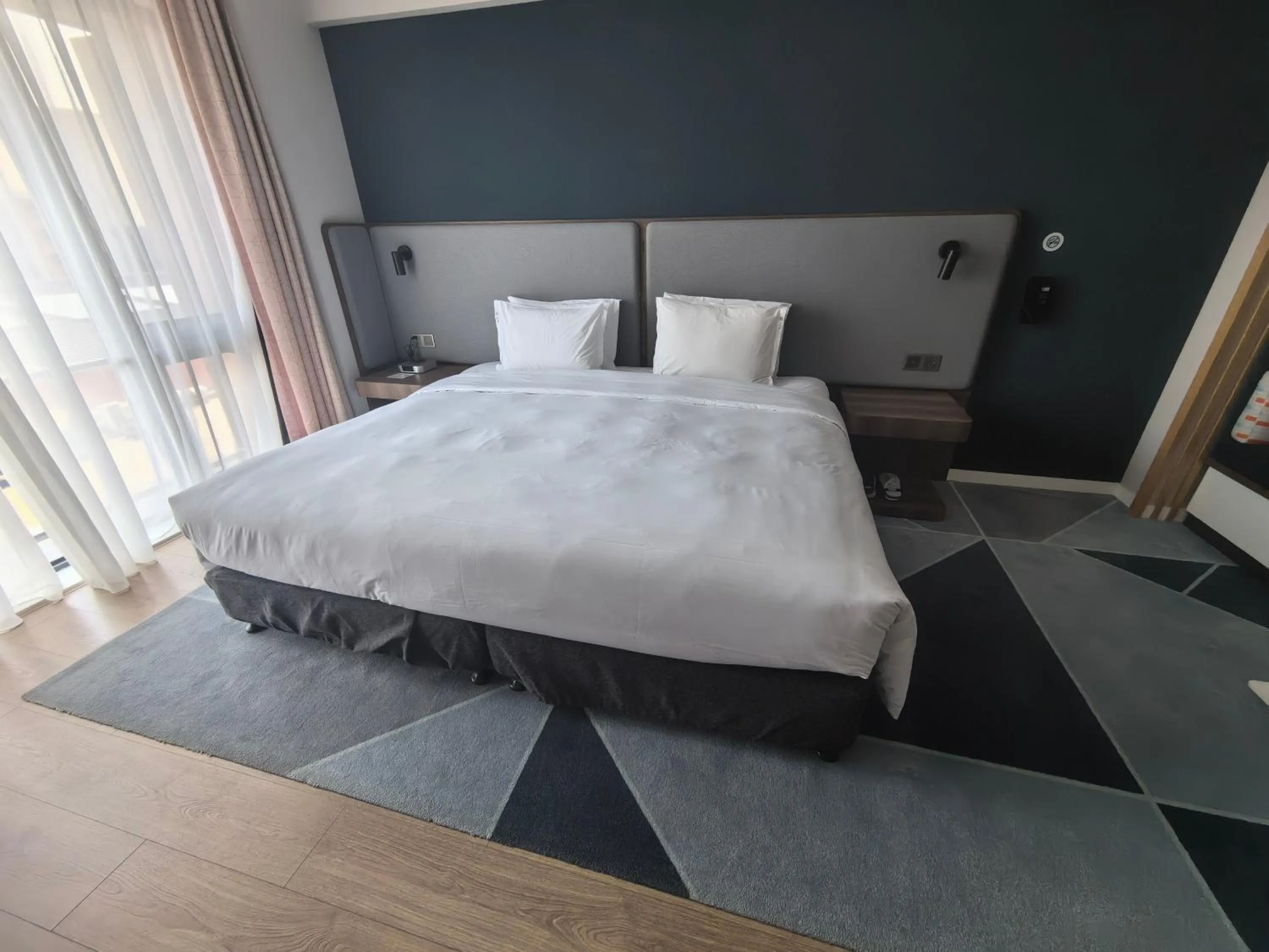 Bed in Holiday Inn Express Beijing Shijingshan Lakeview by IHG
