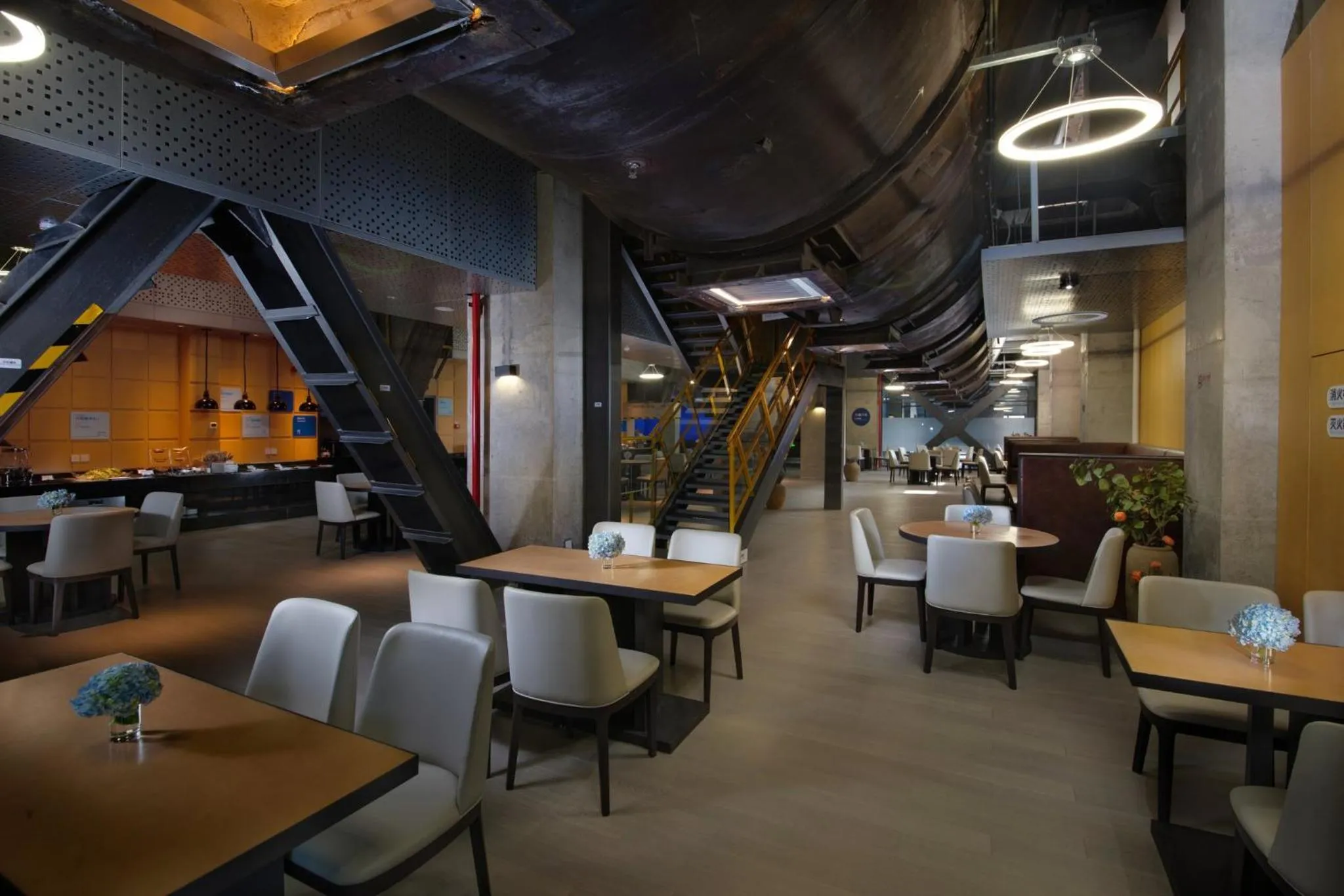 Restaurant/places to eat in Holiday Inn Express Beijing Shijingshan Lakeview by IHG