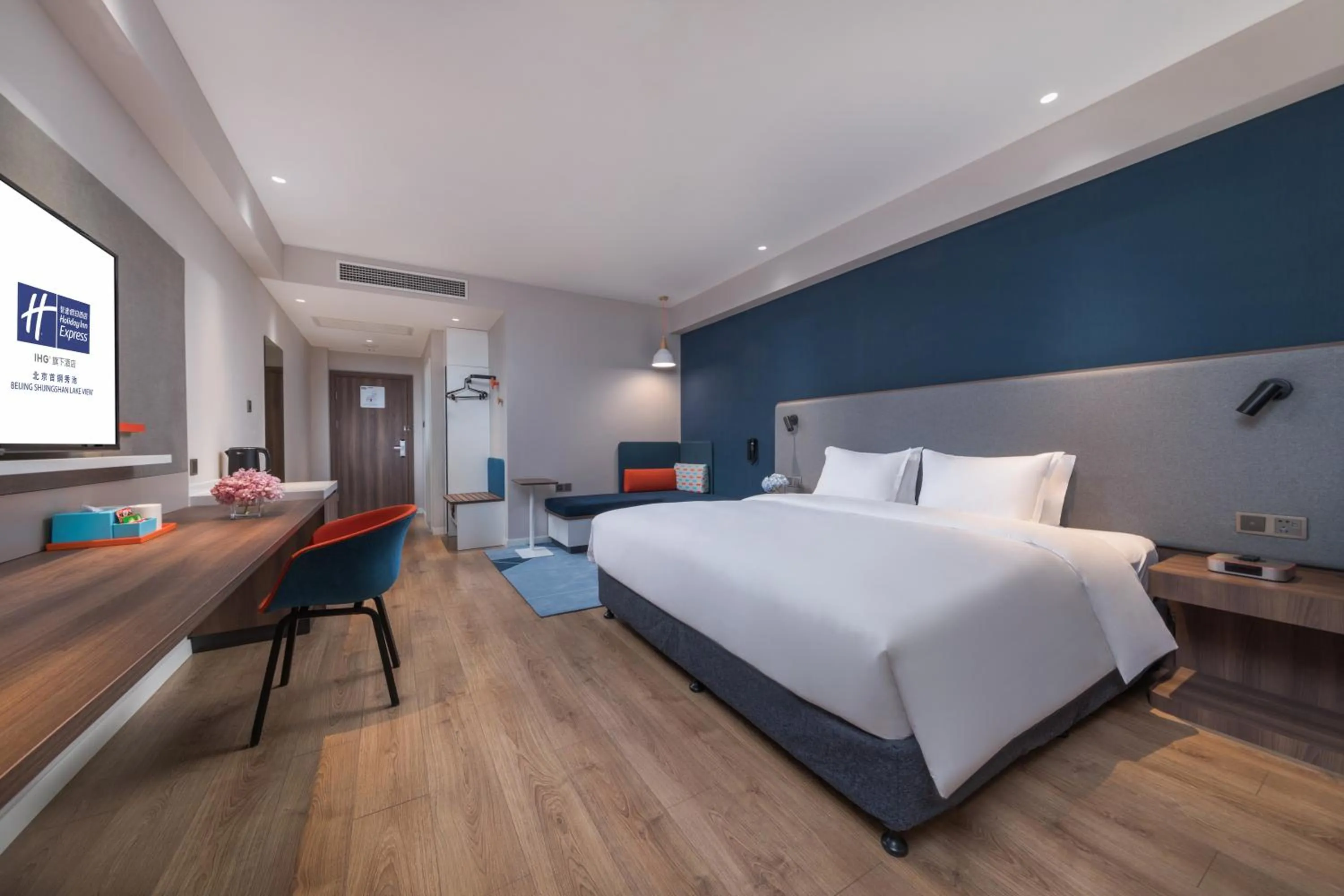 Bed in Holiday Inn Express Beijing Shijingshan Lakeview by IHG