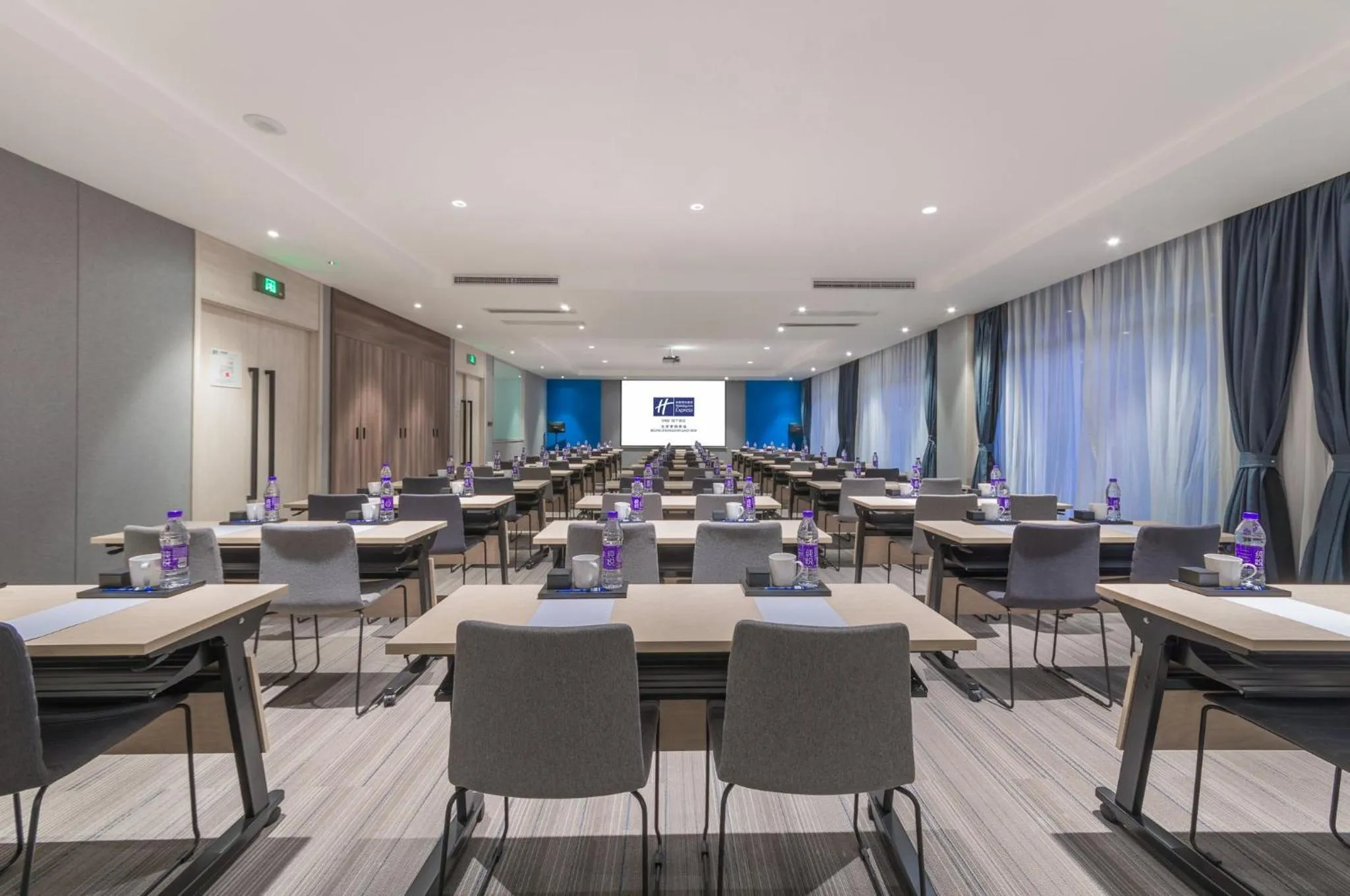 Meeting/conference room in Holiday Inn Express Beijing Shijingshan Lakeview by IHG