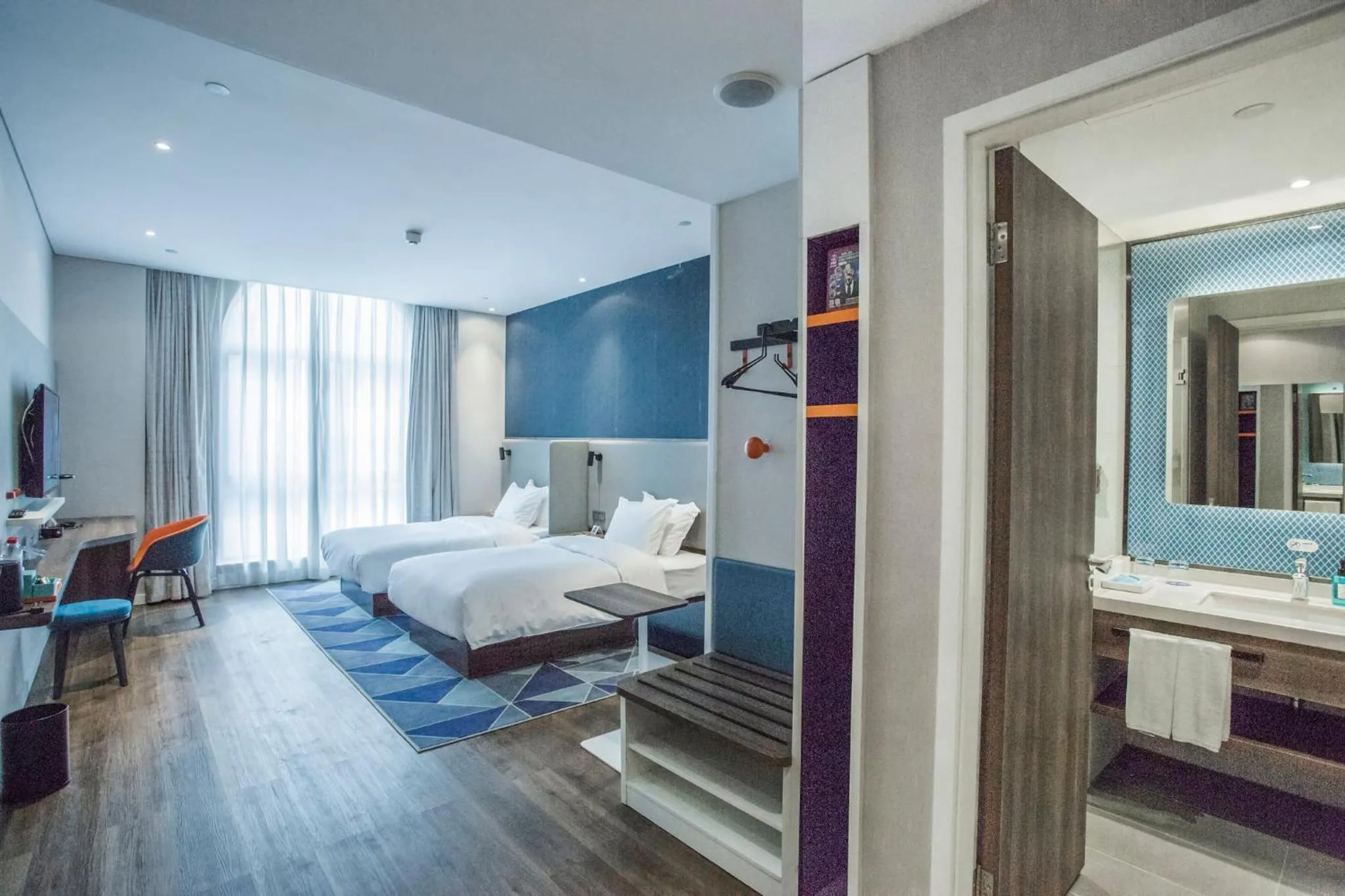 Photo of the whole room, Bed in Holiday Inn Express Hangzhou Xixi Tourism Zone by IHG