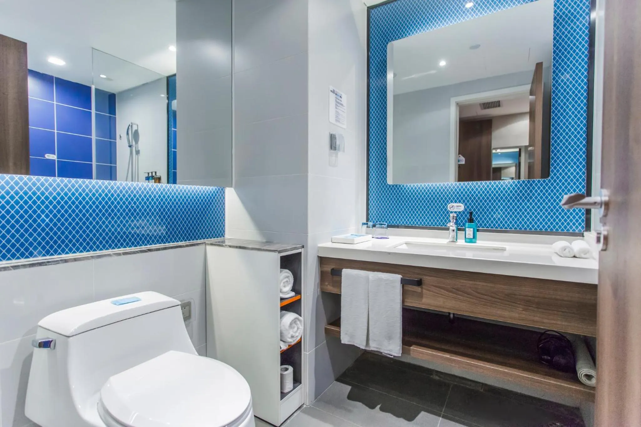 Photo of the whole room in Holiday Inn Express Hangzhou Xixi Tourism Zone by IHG