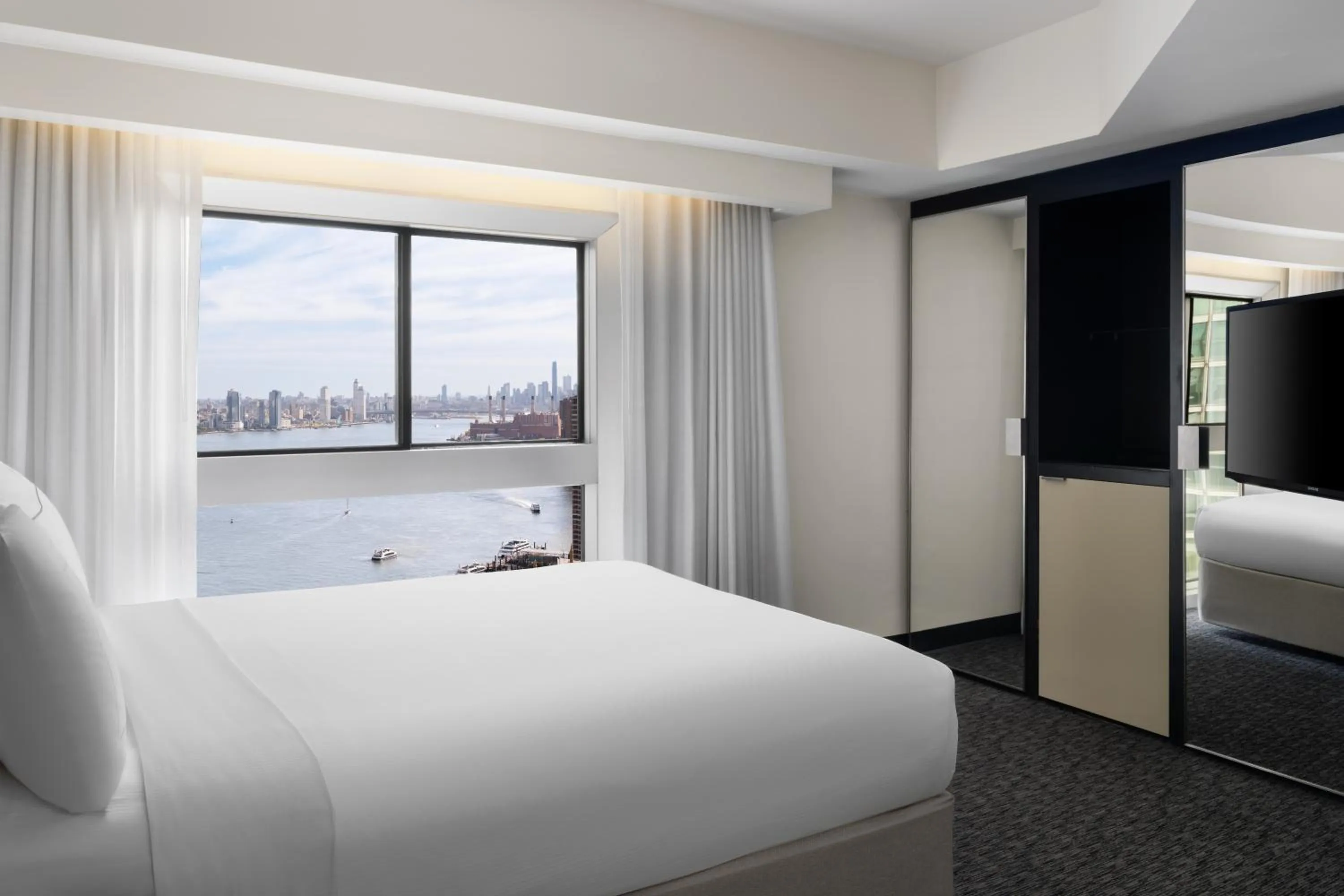 Bedroom, Bed in Millennium Hilton New York One UN Plaza