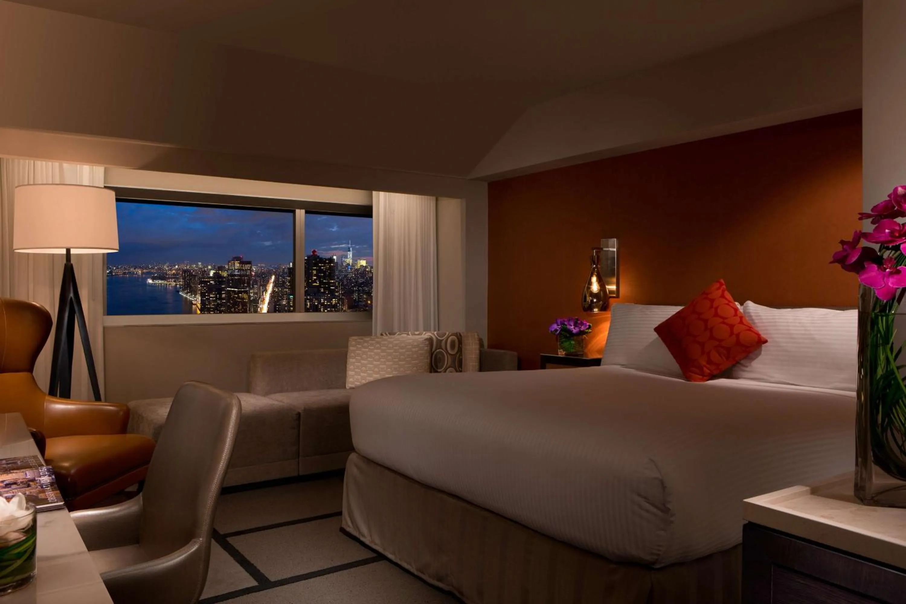Bedroom in Millennium Hilton New York One UN Plaza