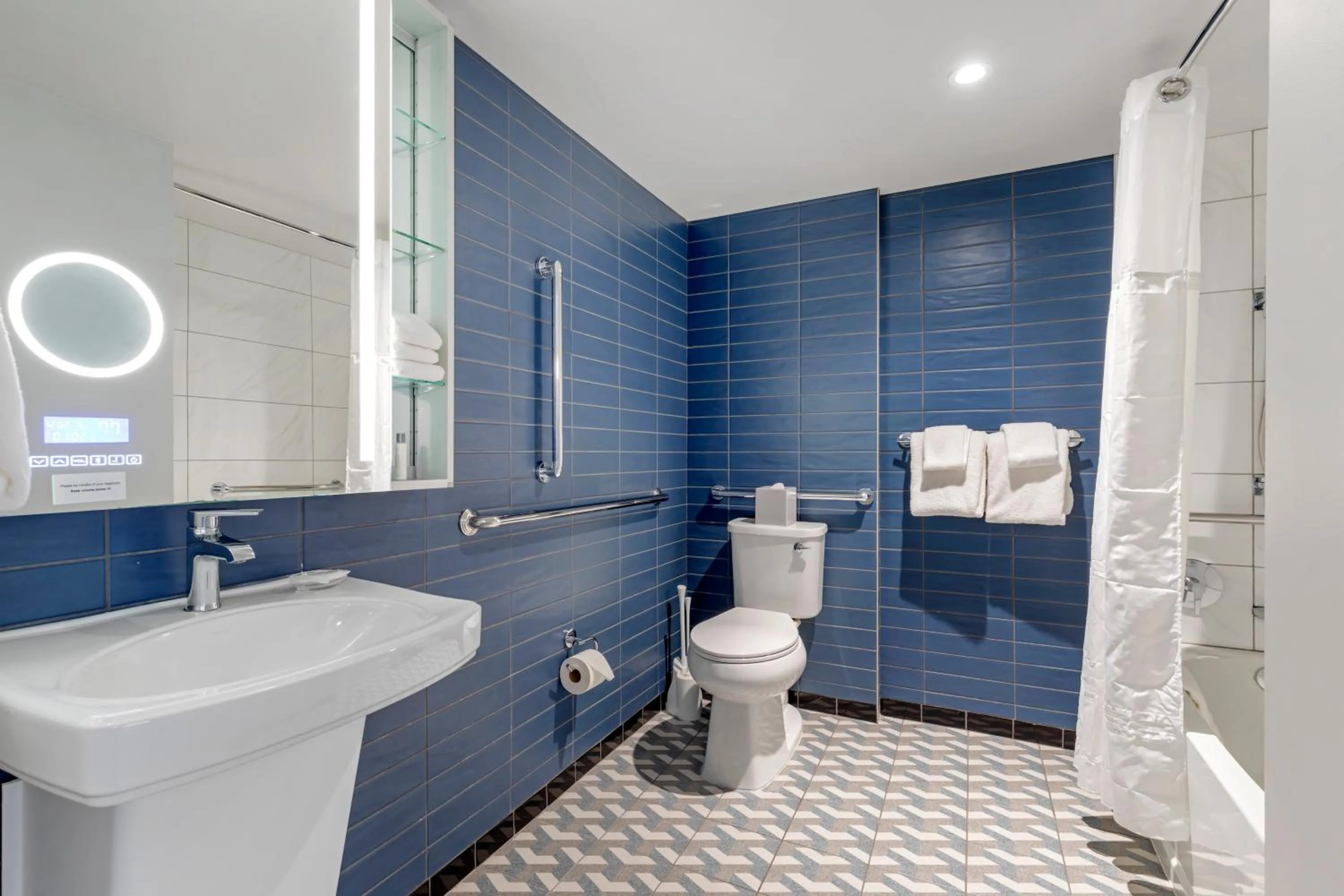 Shower in The Quincy, an Ascend Collection Hotel