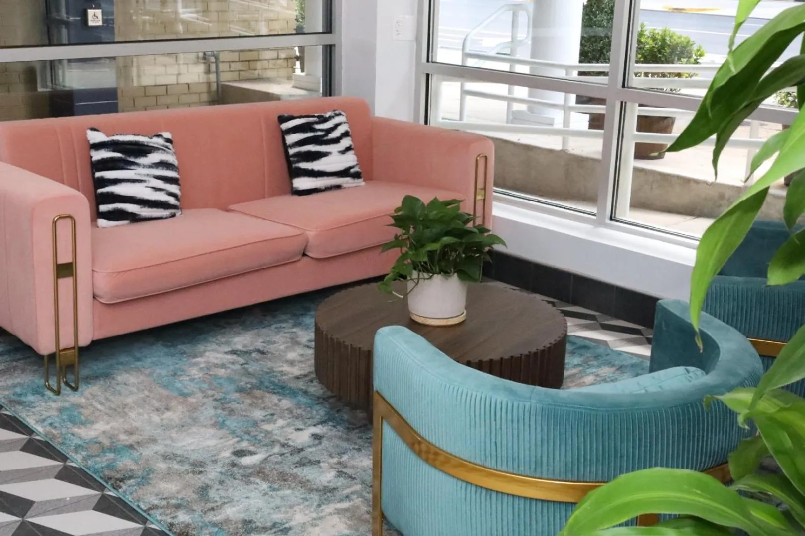 Living room in The Quincy, an Ascend Collection Hotel