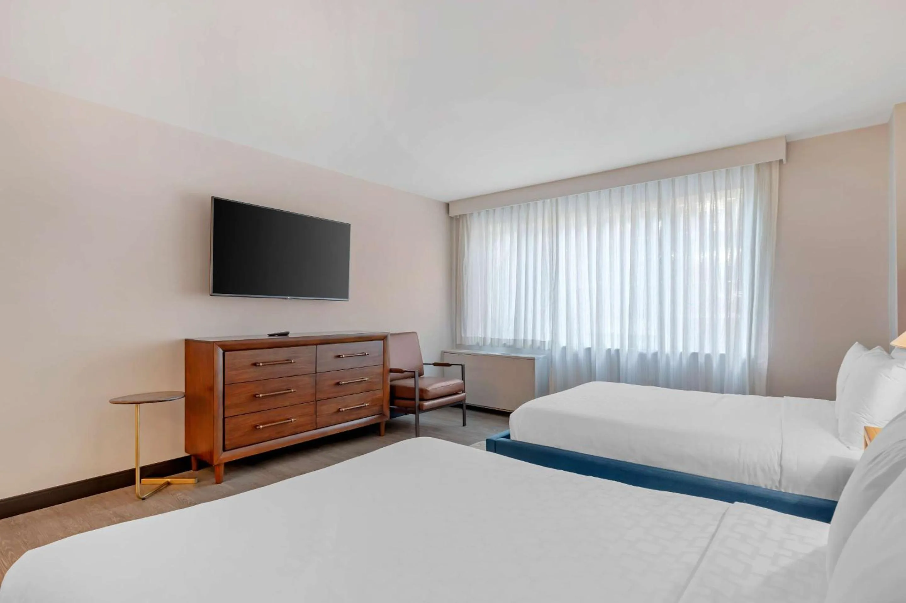 Quadruple Room with Two Queen Beds and Tub - Disability Access/Non Smoking in Sonder The Quincy