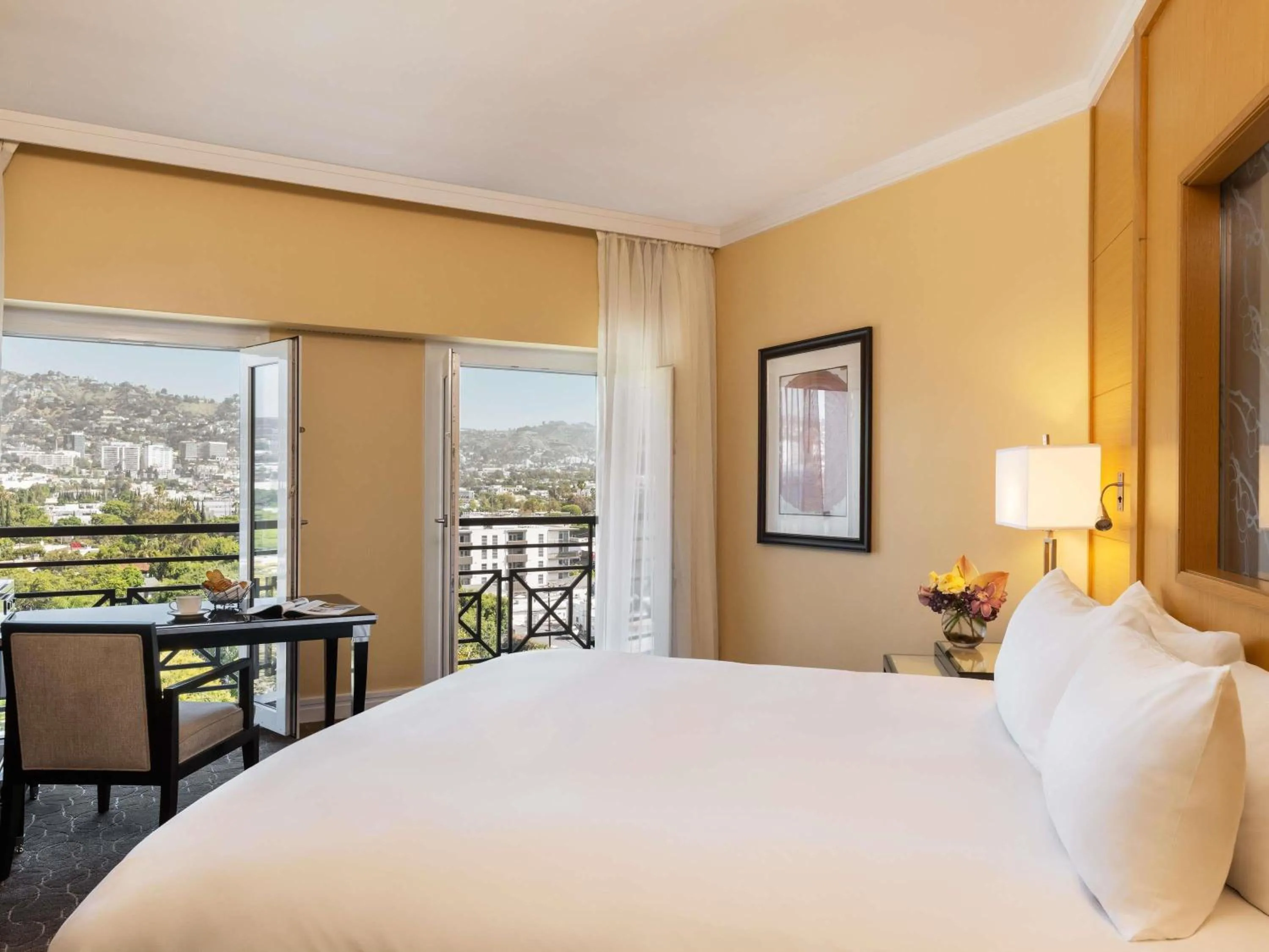 Bedroom, Bed in Hotel Sofitel Los Angeles at Beverly Hills