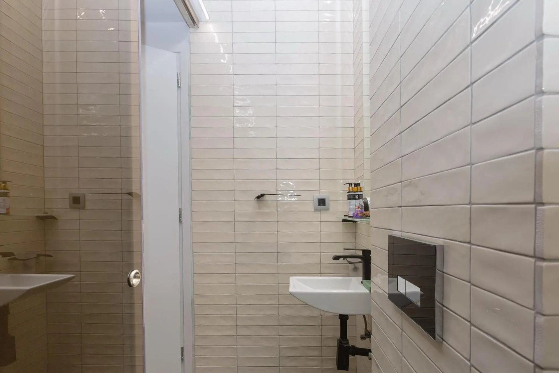 Shower in LOC HOSPITALITY Urban Den