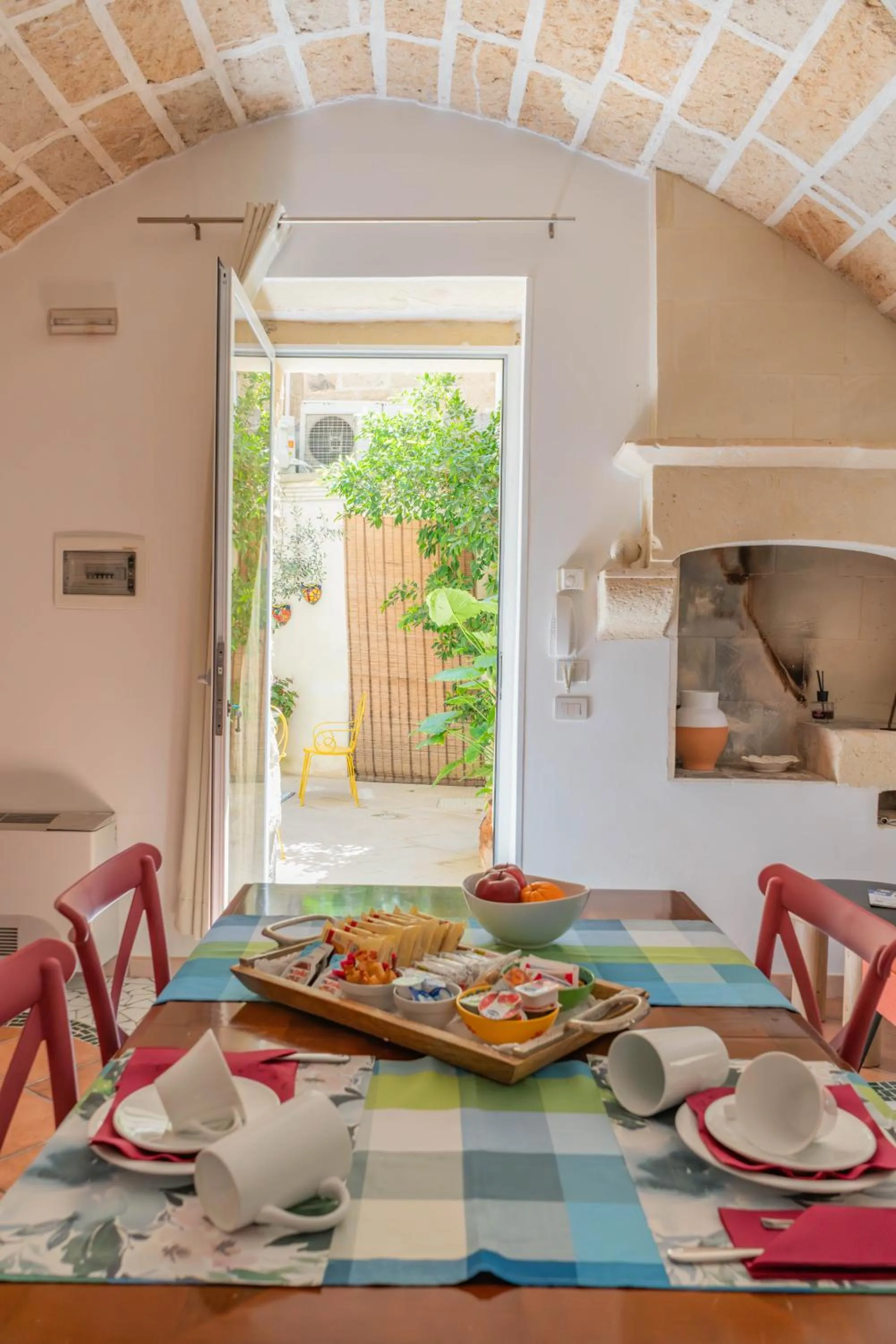 Dining area in B&B Corte dei Memoli di Margiotta Giuseppina