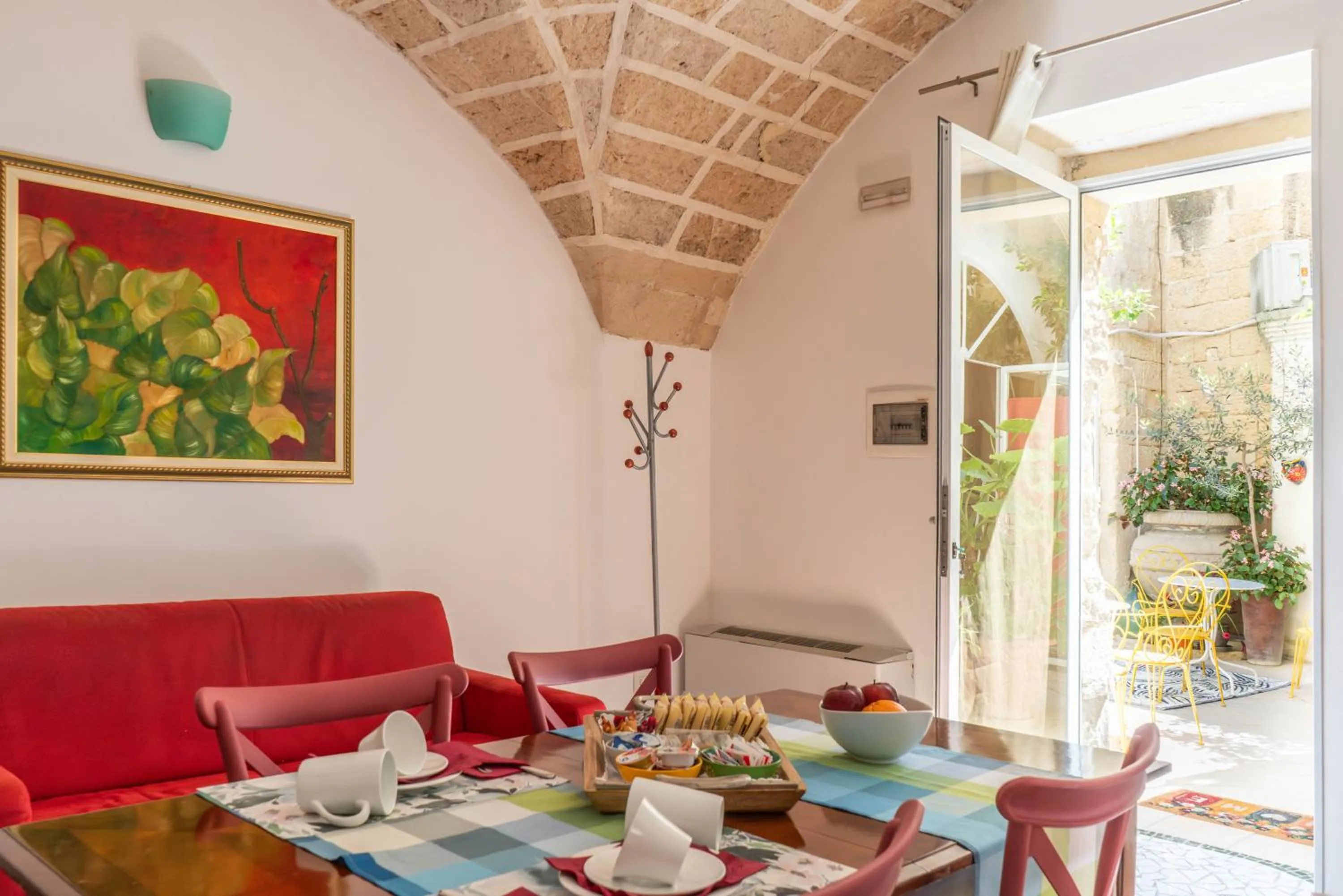 Dining area in B&B Corte dei Memoli di Margiotta Giuseppina