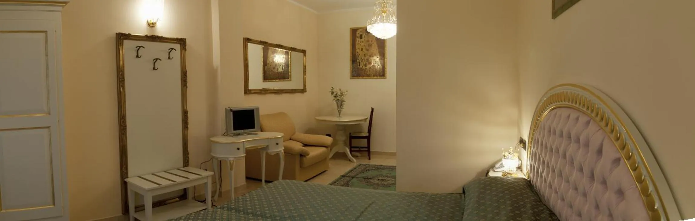 Photo of the whole room, Bed in Mediterraneo