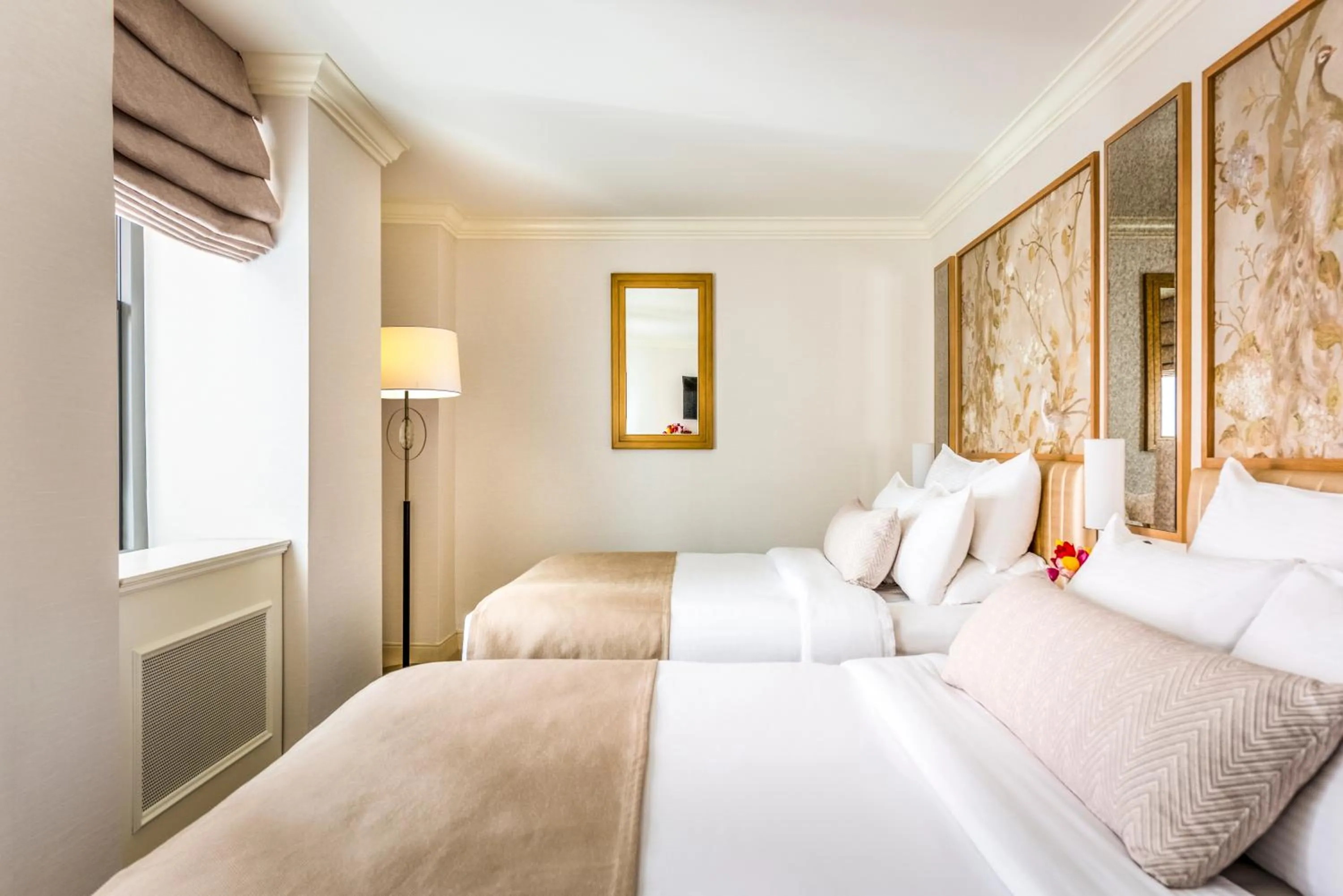 Photo of the whole room, Bed in Warwick Allerton Chicago