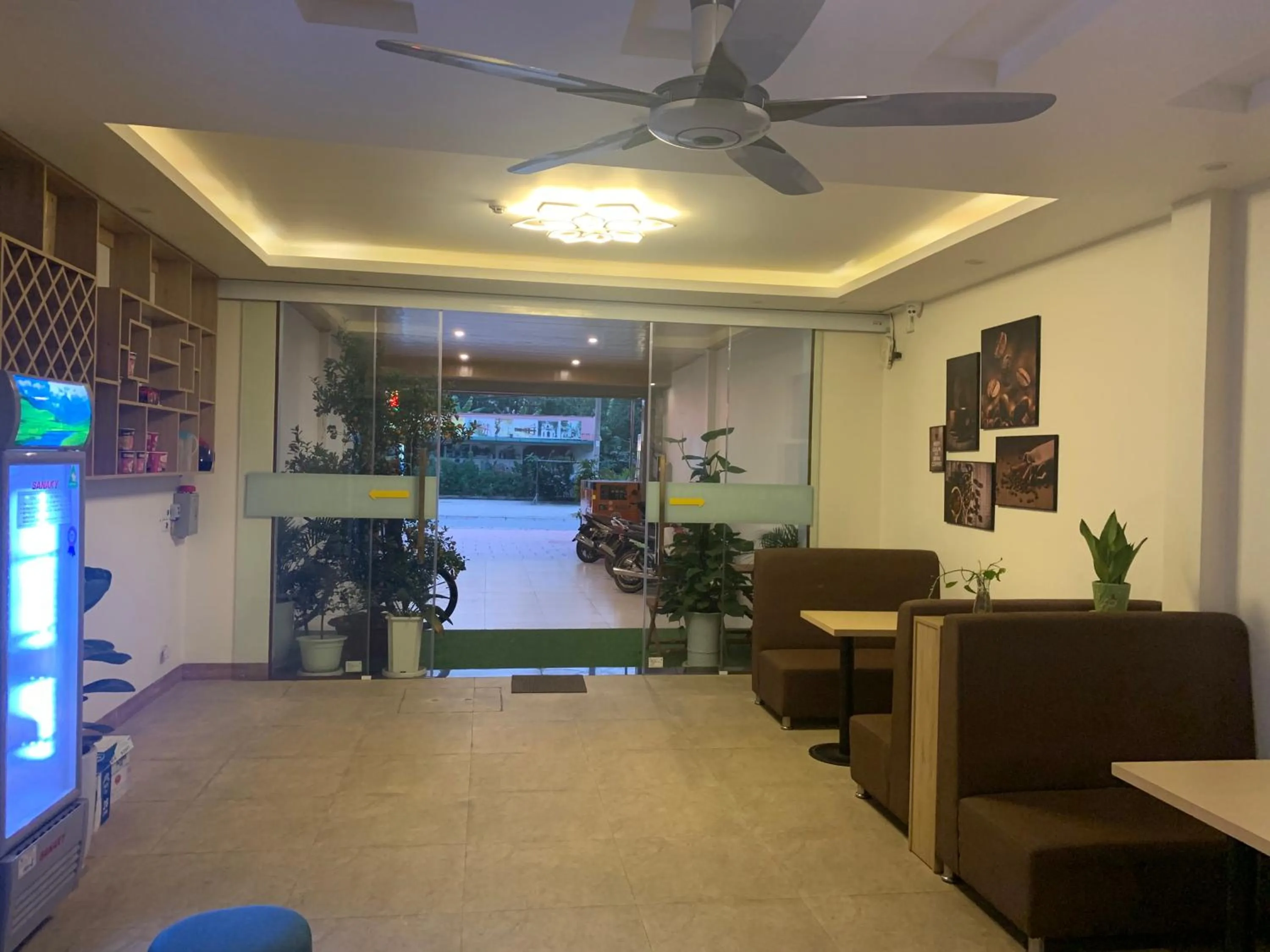 Restaurant/places to eat in New Sky Airport Hotel