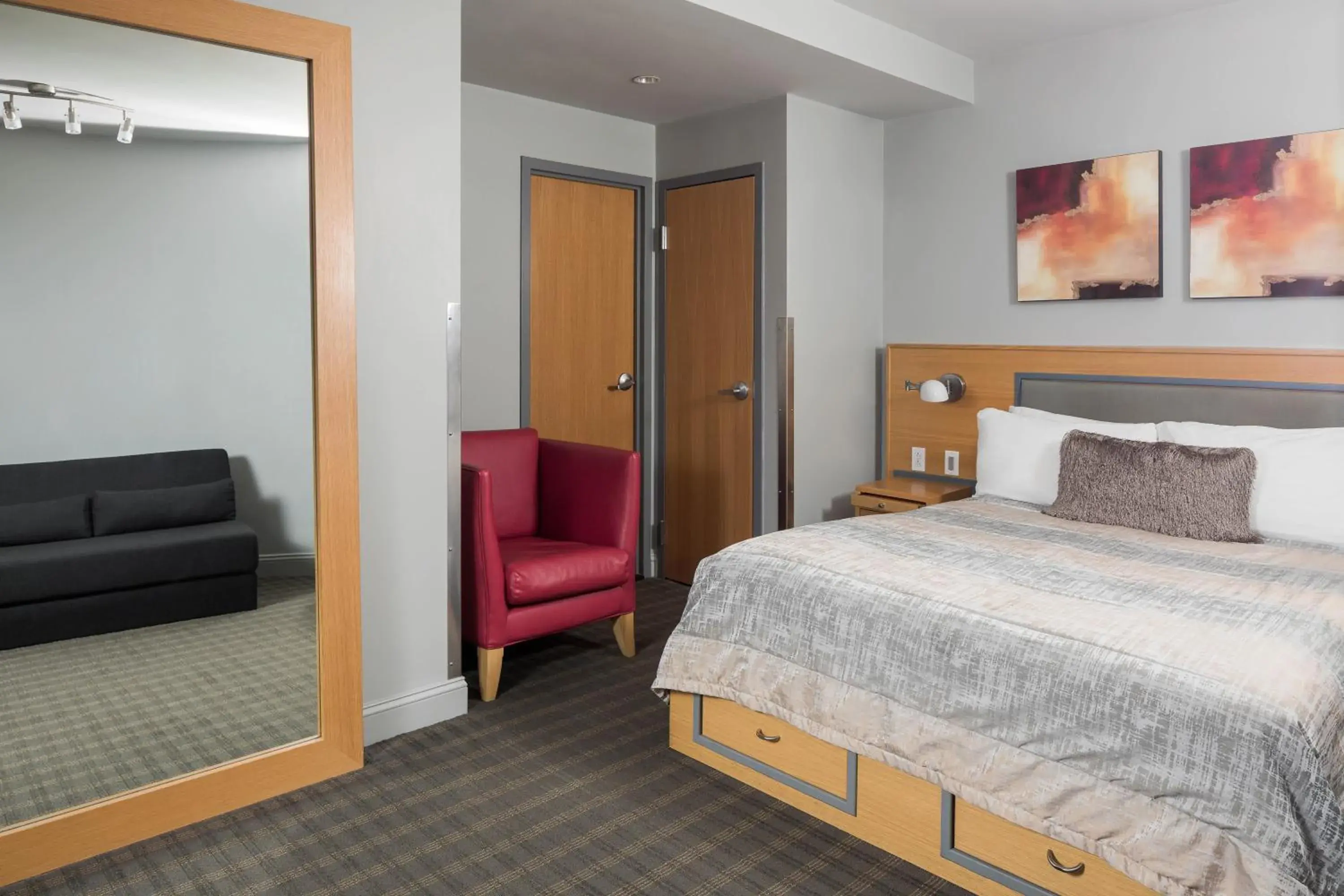 Queen Cabin (No Windows) in Charlesmark Hotel Queen Cabin (No Windows) in Charlesmark Hotel