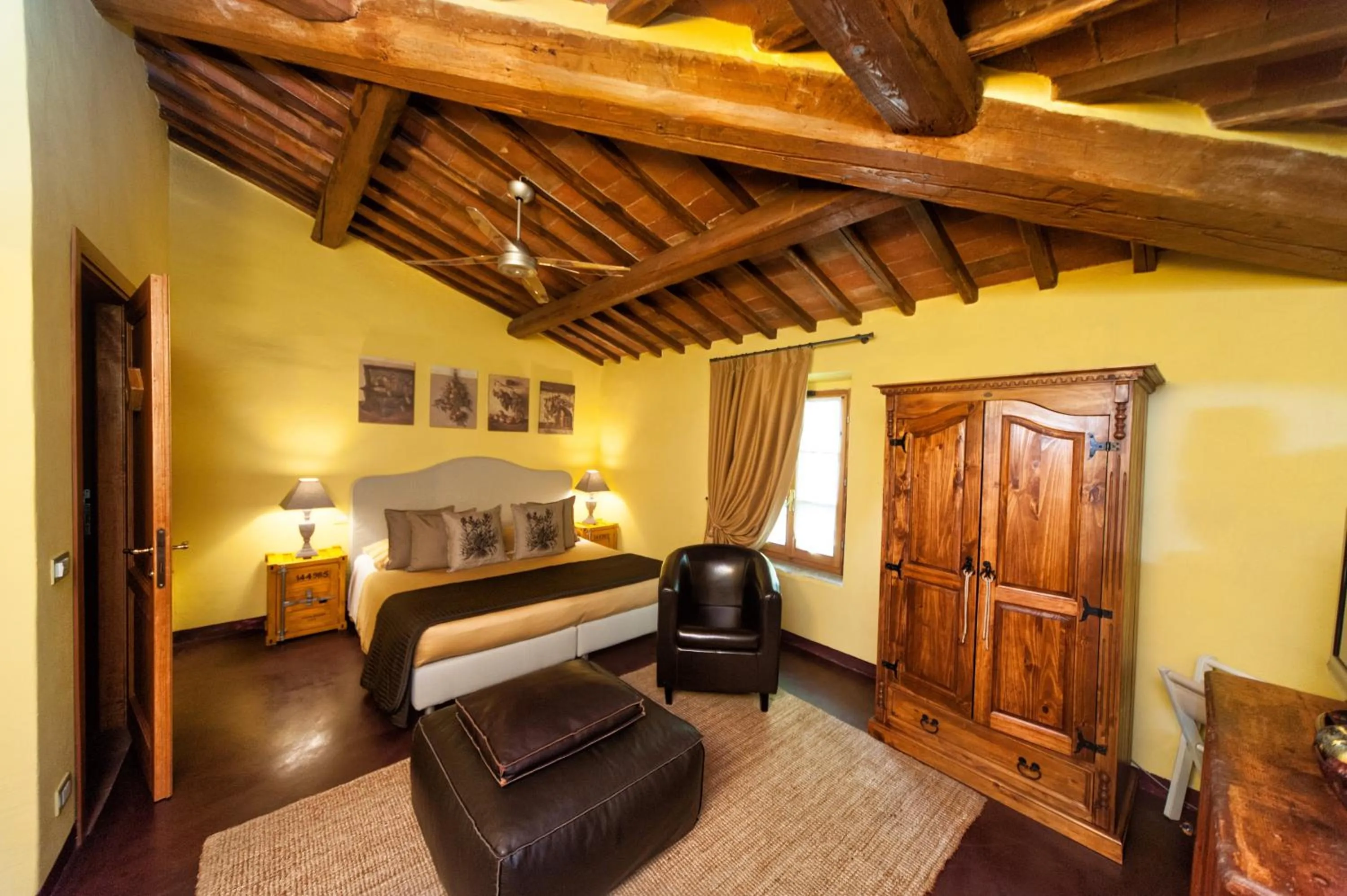 Decorative detail, Bed in B&B Le Dimore Mezza Costa