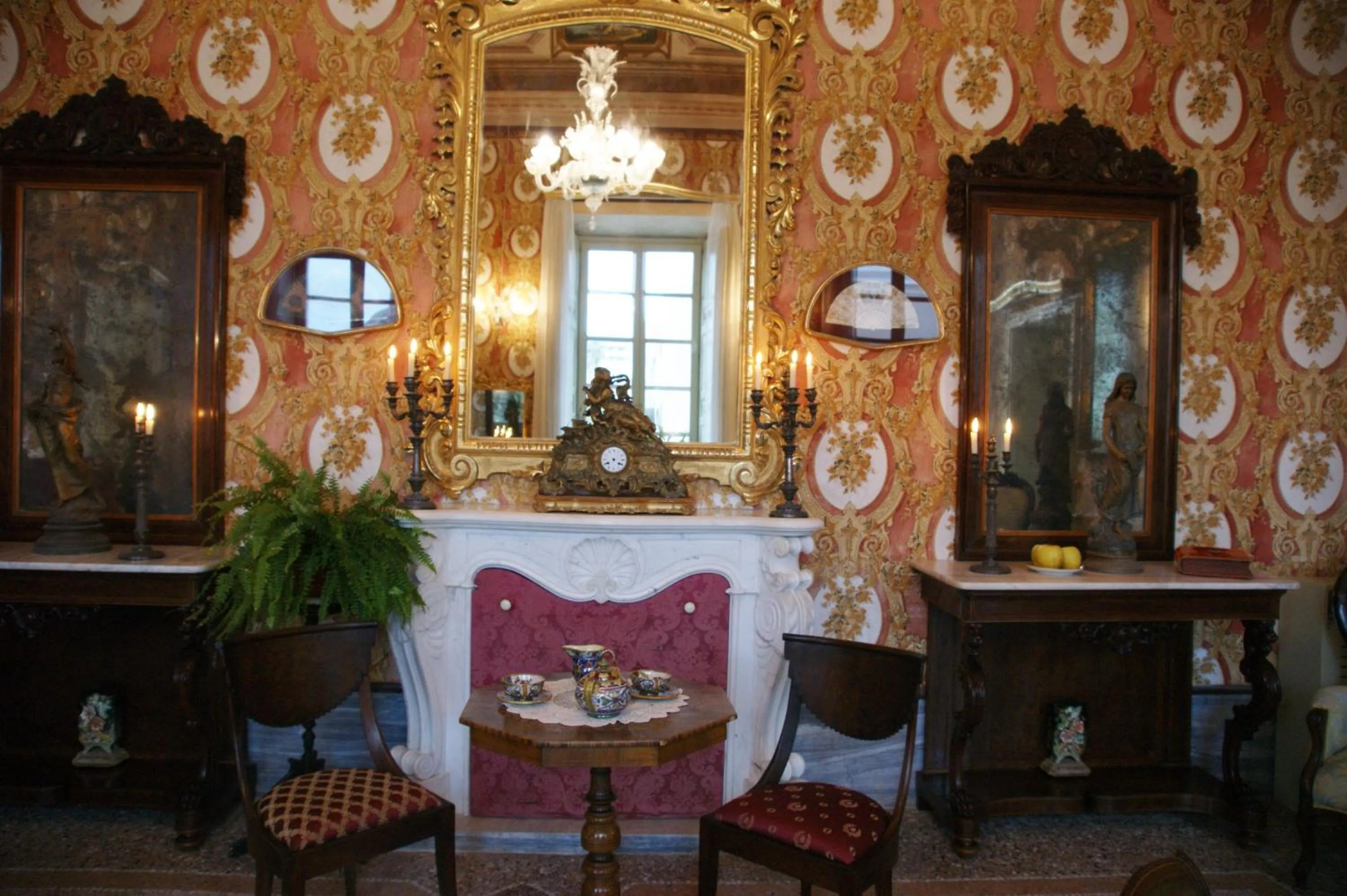 Communal lounge/ TV room in Residenza d'Epoca Regina d'Arborea