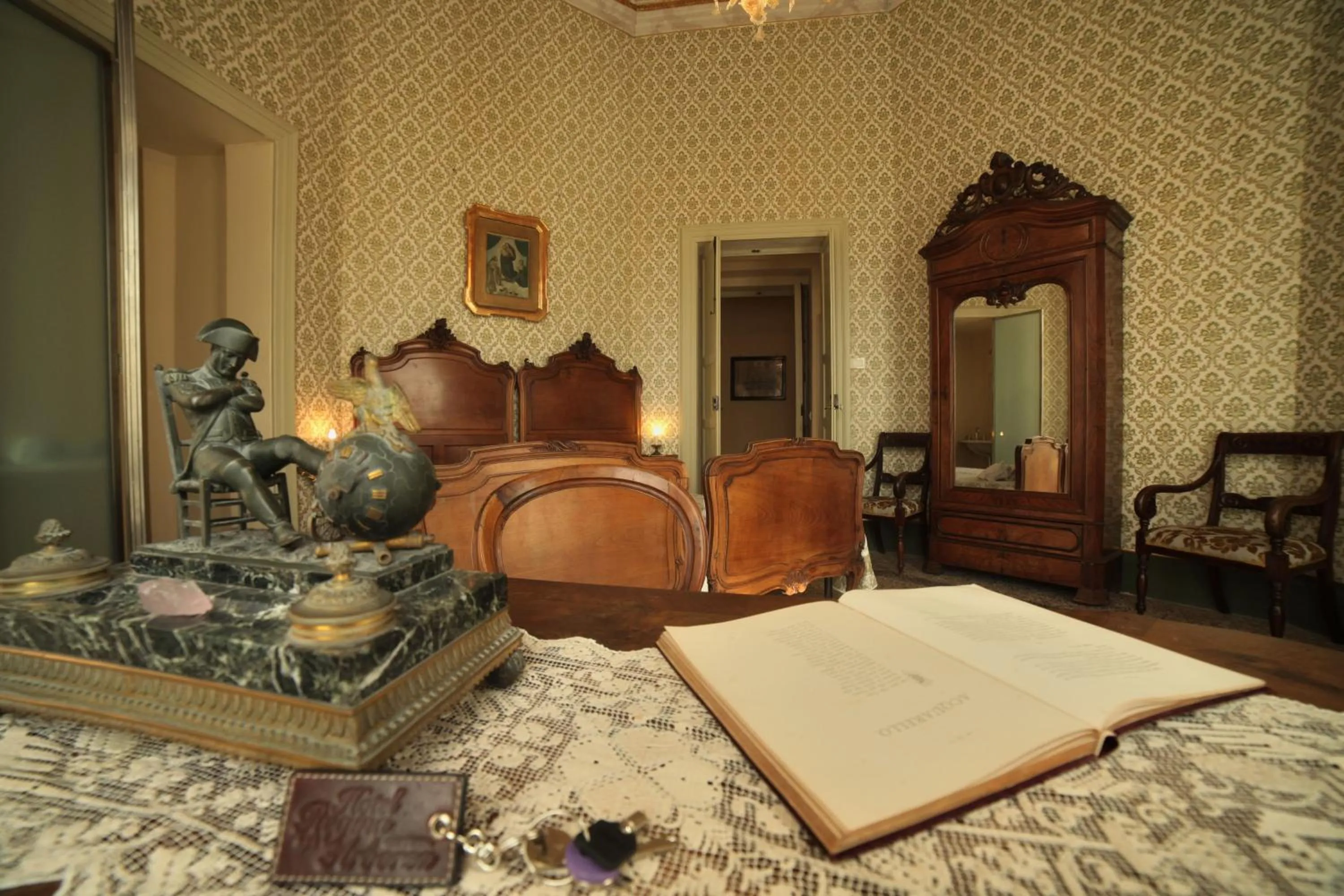 Photo of the whole room, Bed in Residenza d'Epoca Regina d'Arborea