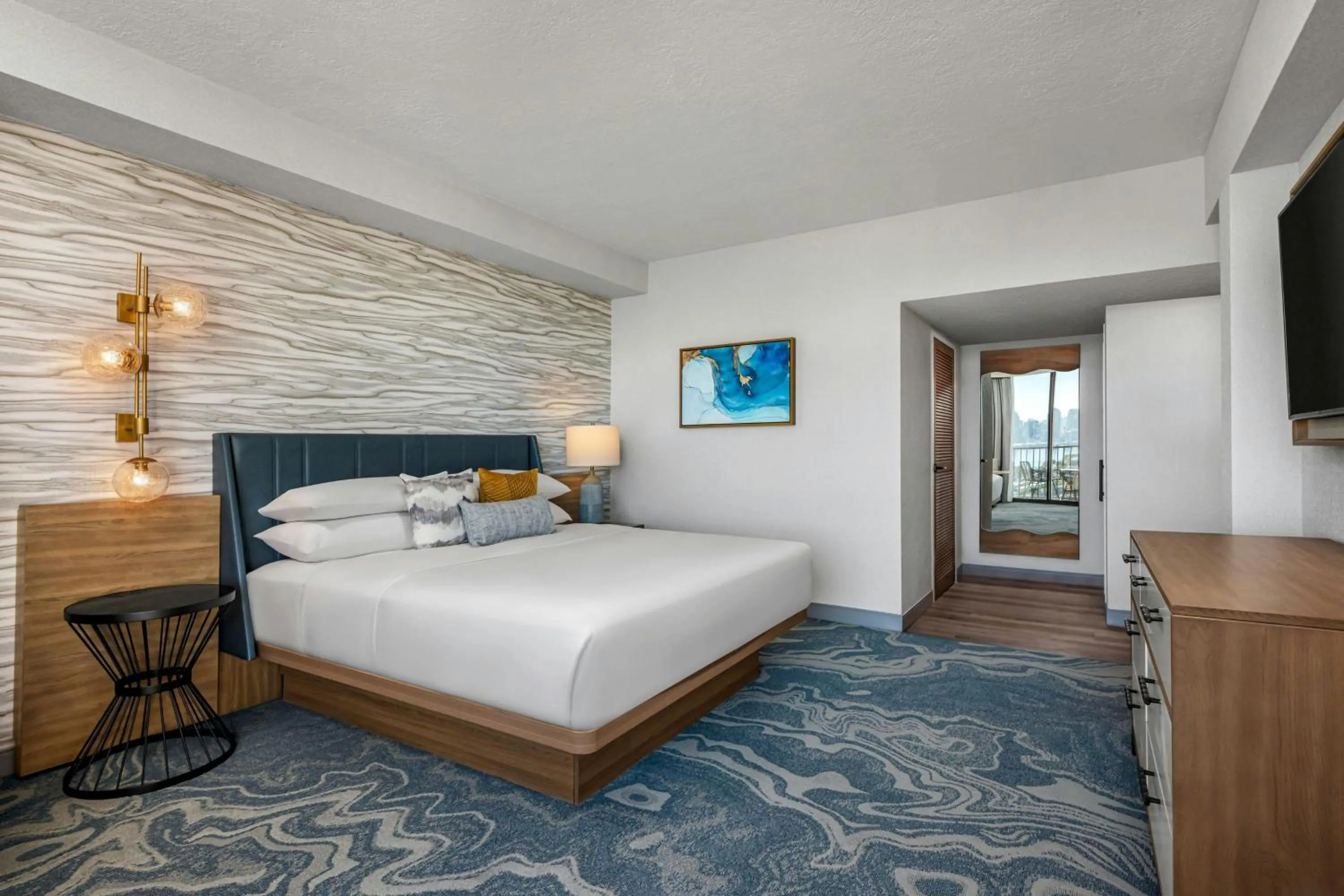 Photo of the whole room, Bed in Sheraton San Diego Resort