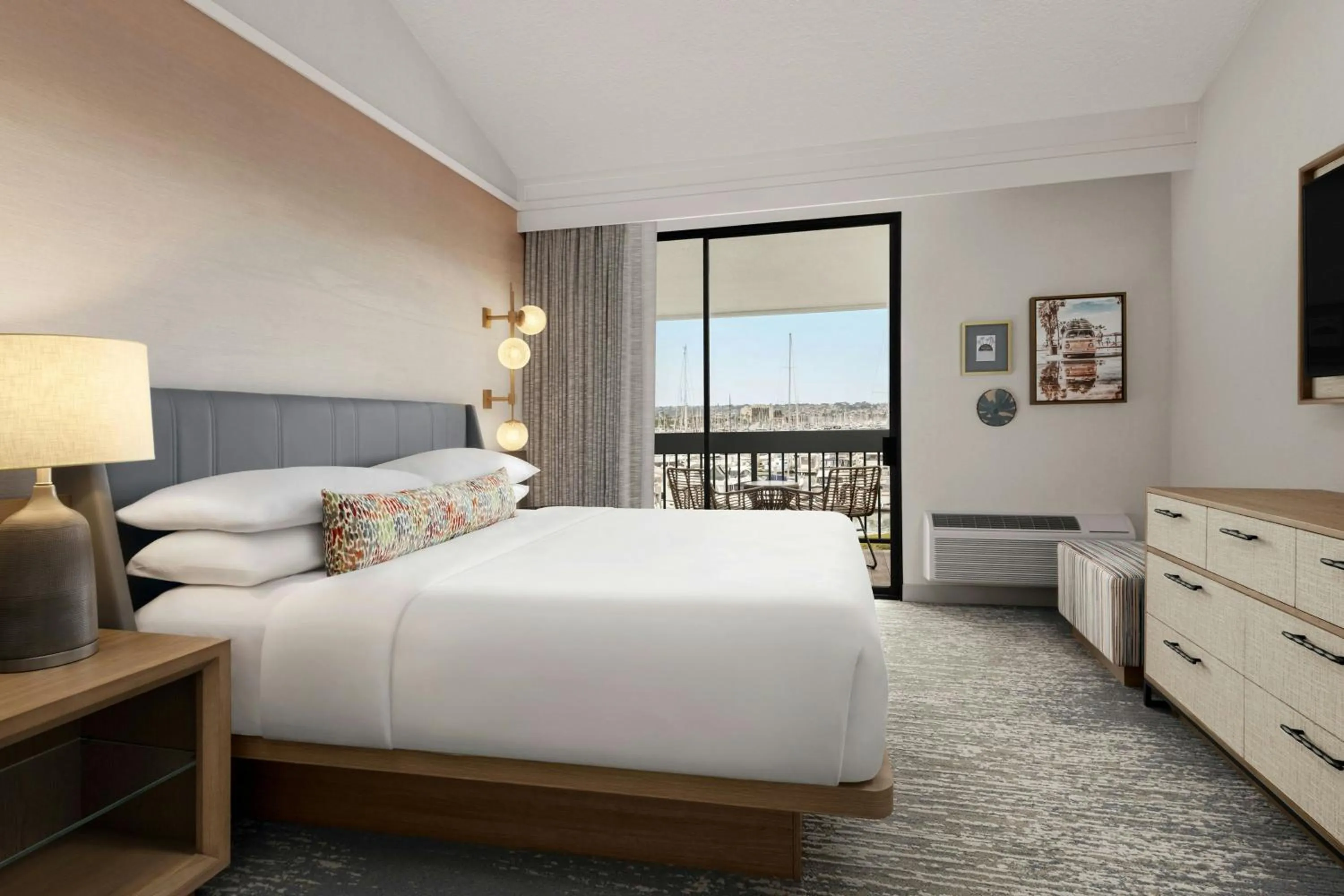 Photo of the whole room, Bed in Sheraton San Diego Resort