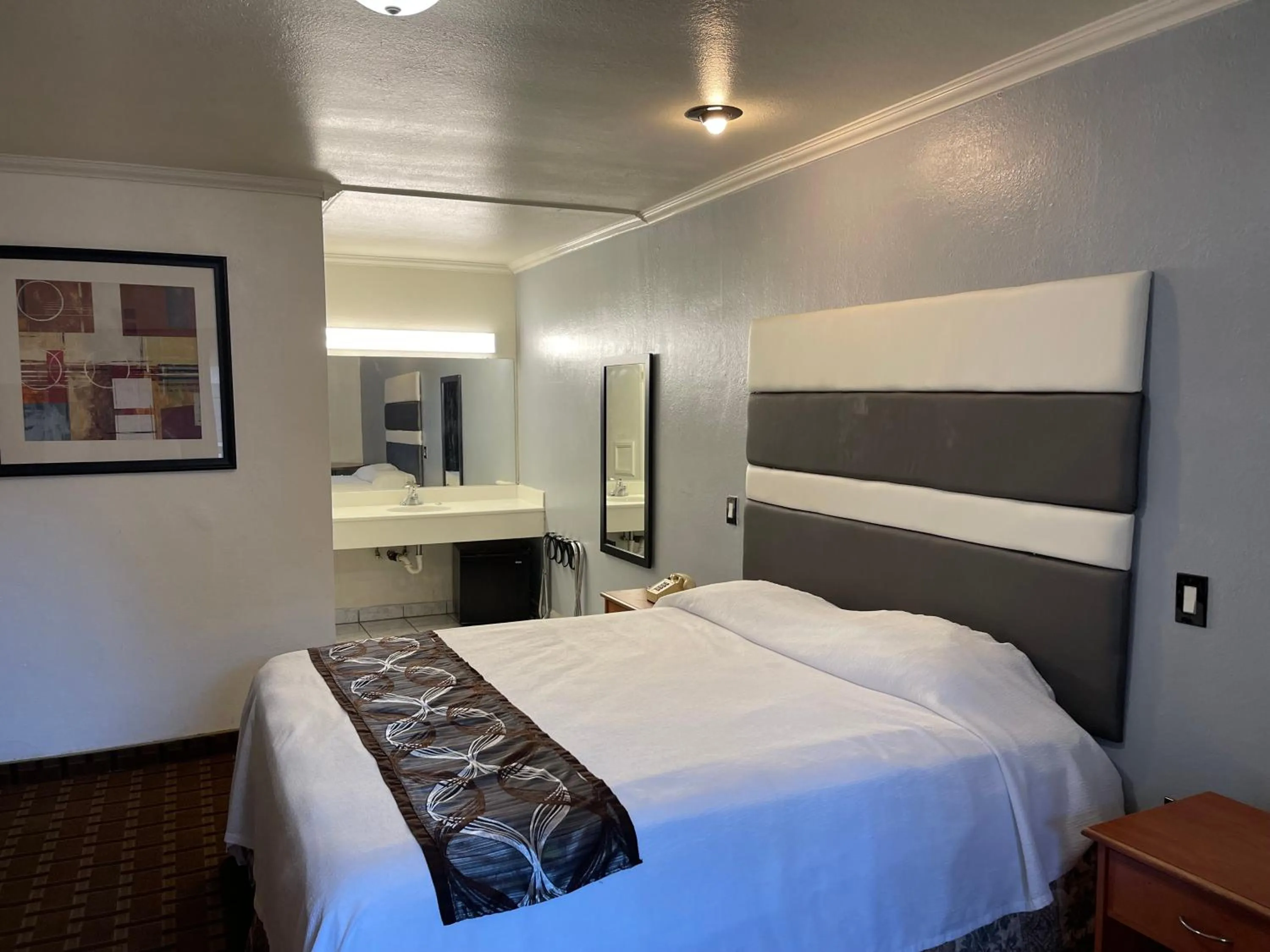 Bed in Hollywood Guest Inn