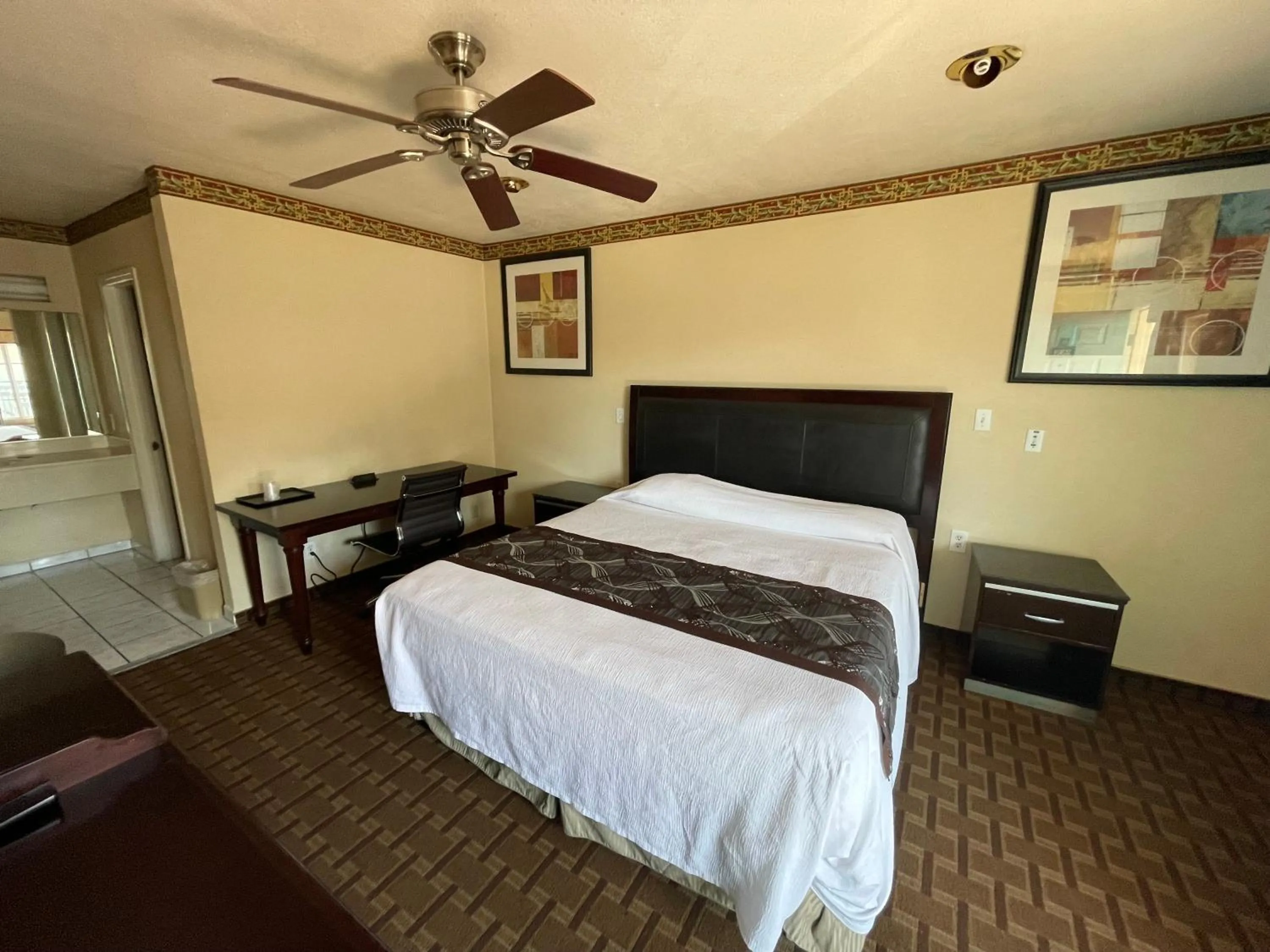 Bed in Hollywood Guest Inn