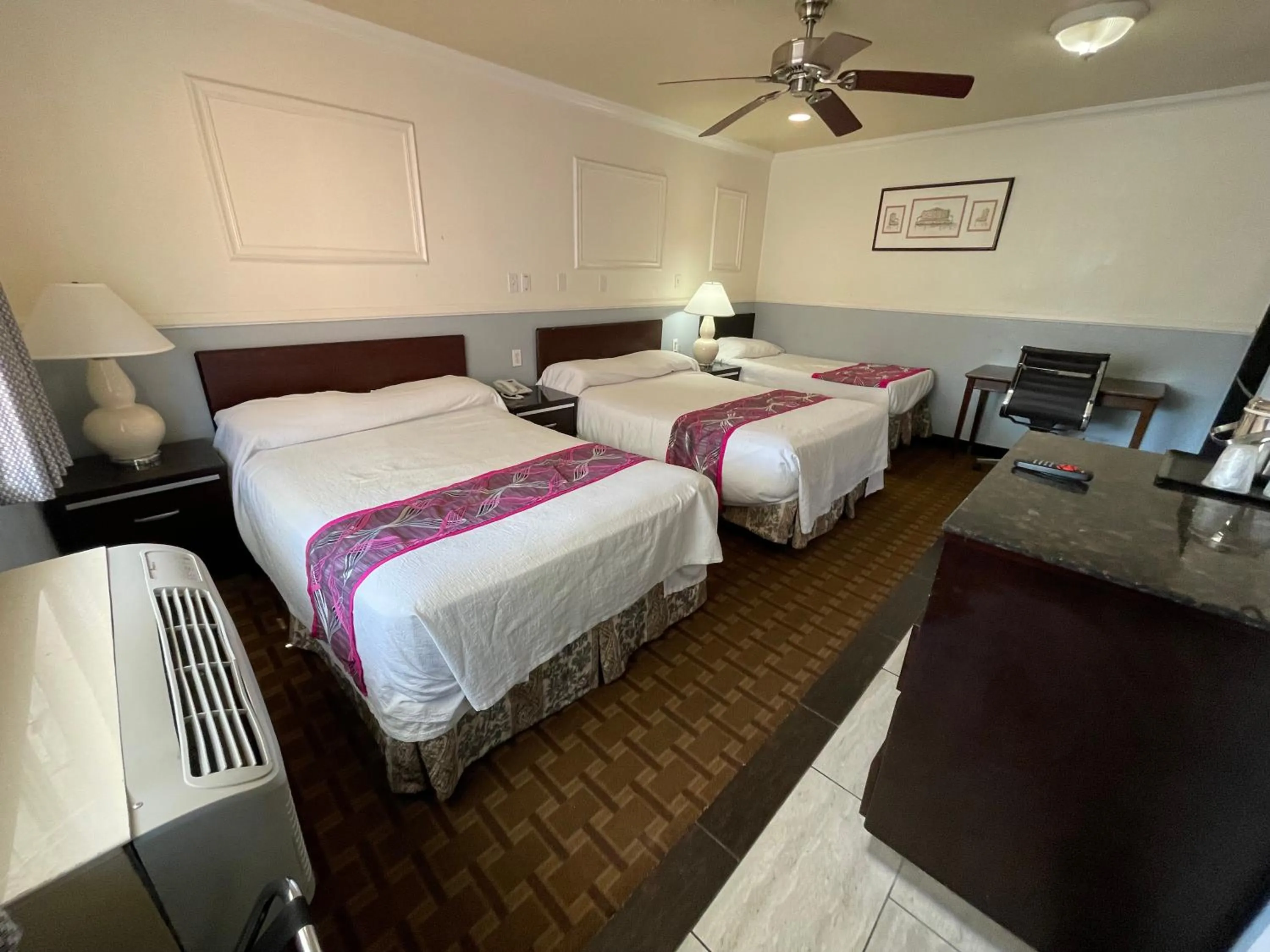 Bed in Hollywood Guest Inn