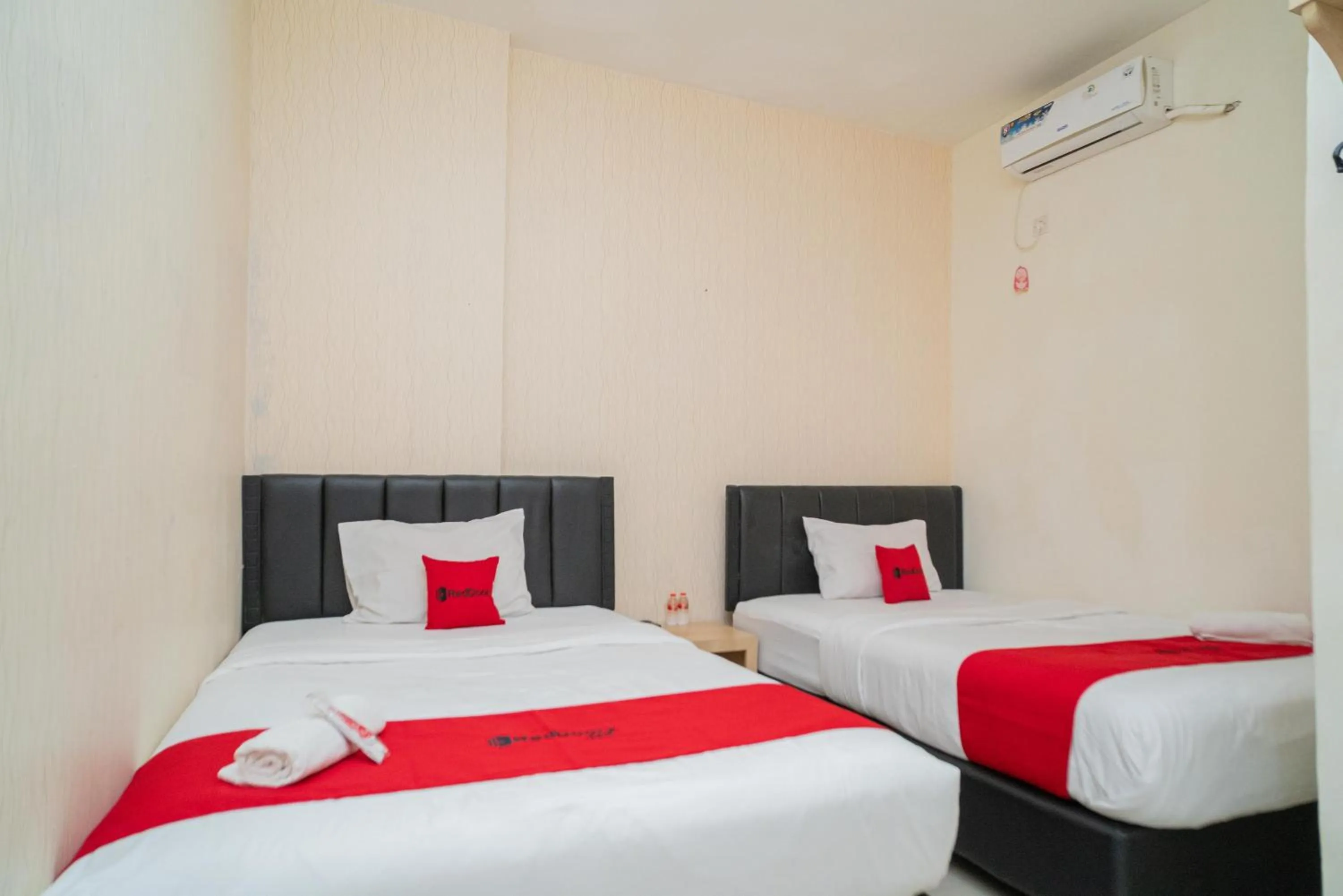 Bedroom, Bed in RedDoorz near Flyover Arjosari Malang