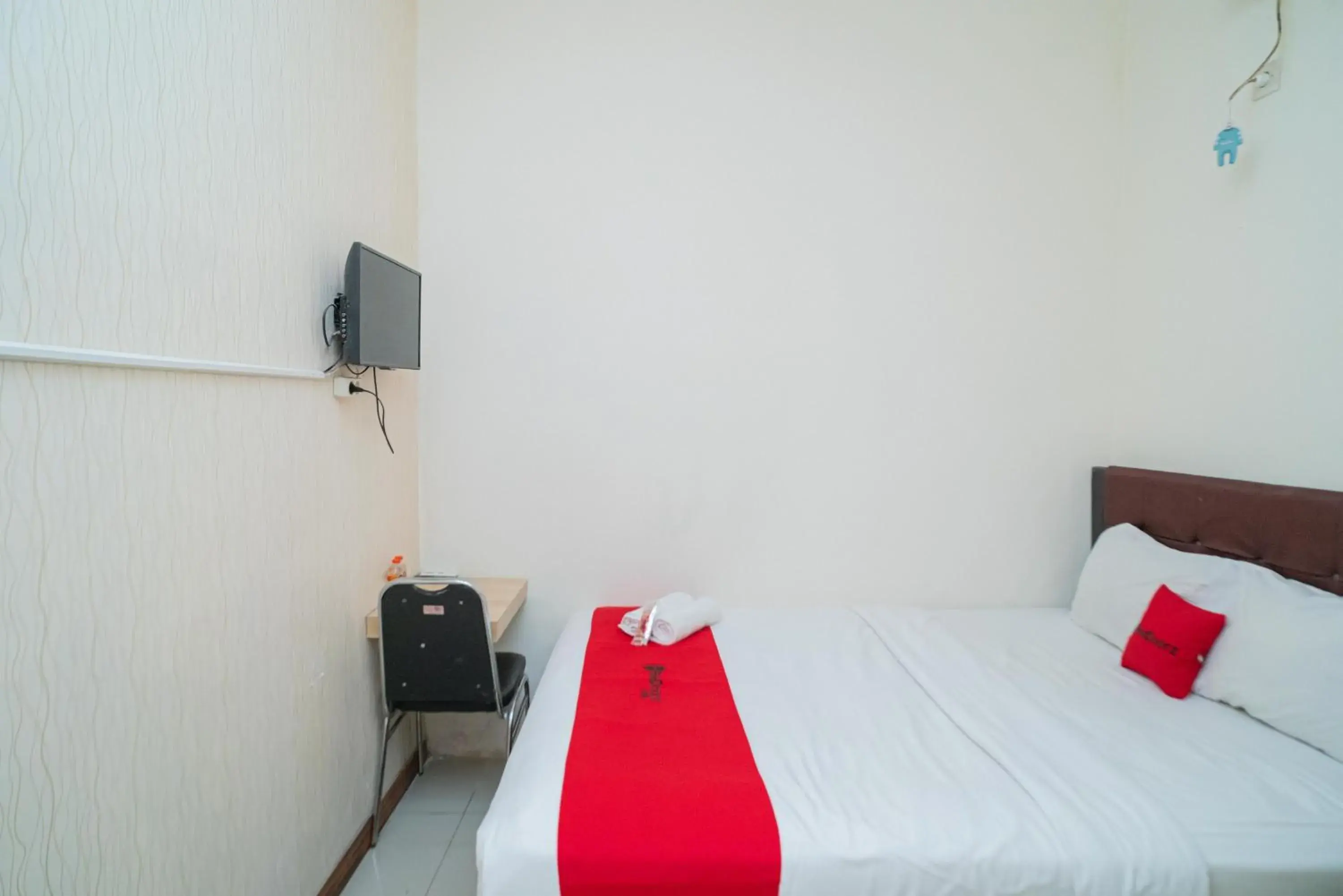 Standard Double Room in RedDoorz near Flyover Arjosari Malang Standard Double Room in RedDoorz near Flyover Arjosari Malang