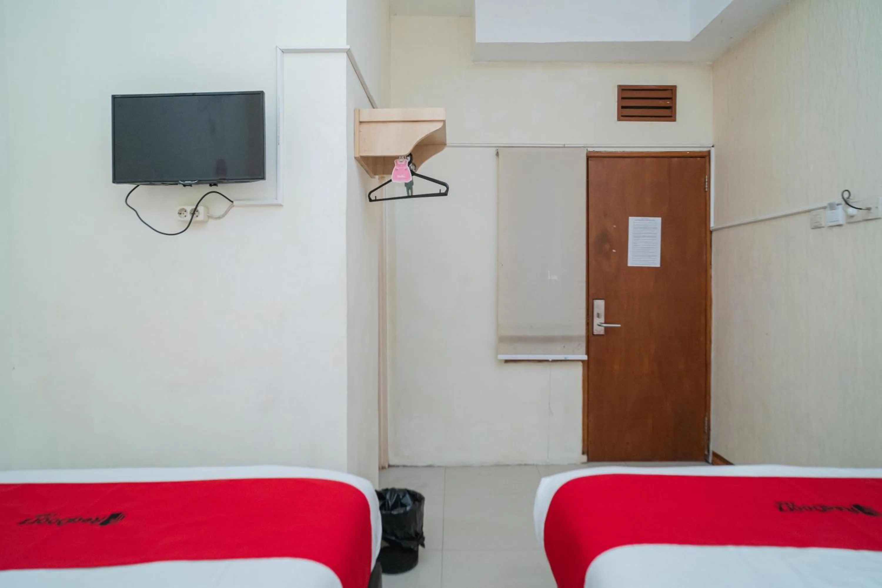 Family Room in RedDoorz near Flyover Arjosari Malang