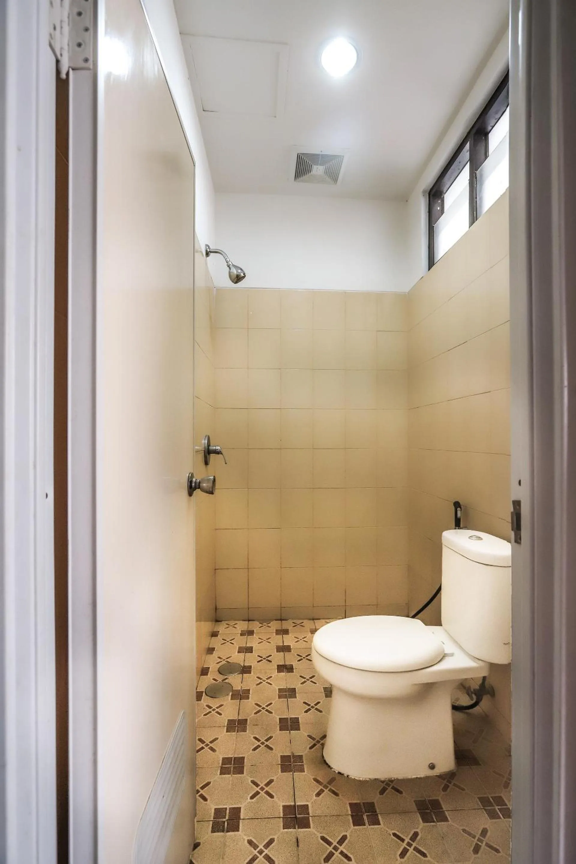 Bathroom in OYO 1582 Bungo Guest House