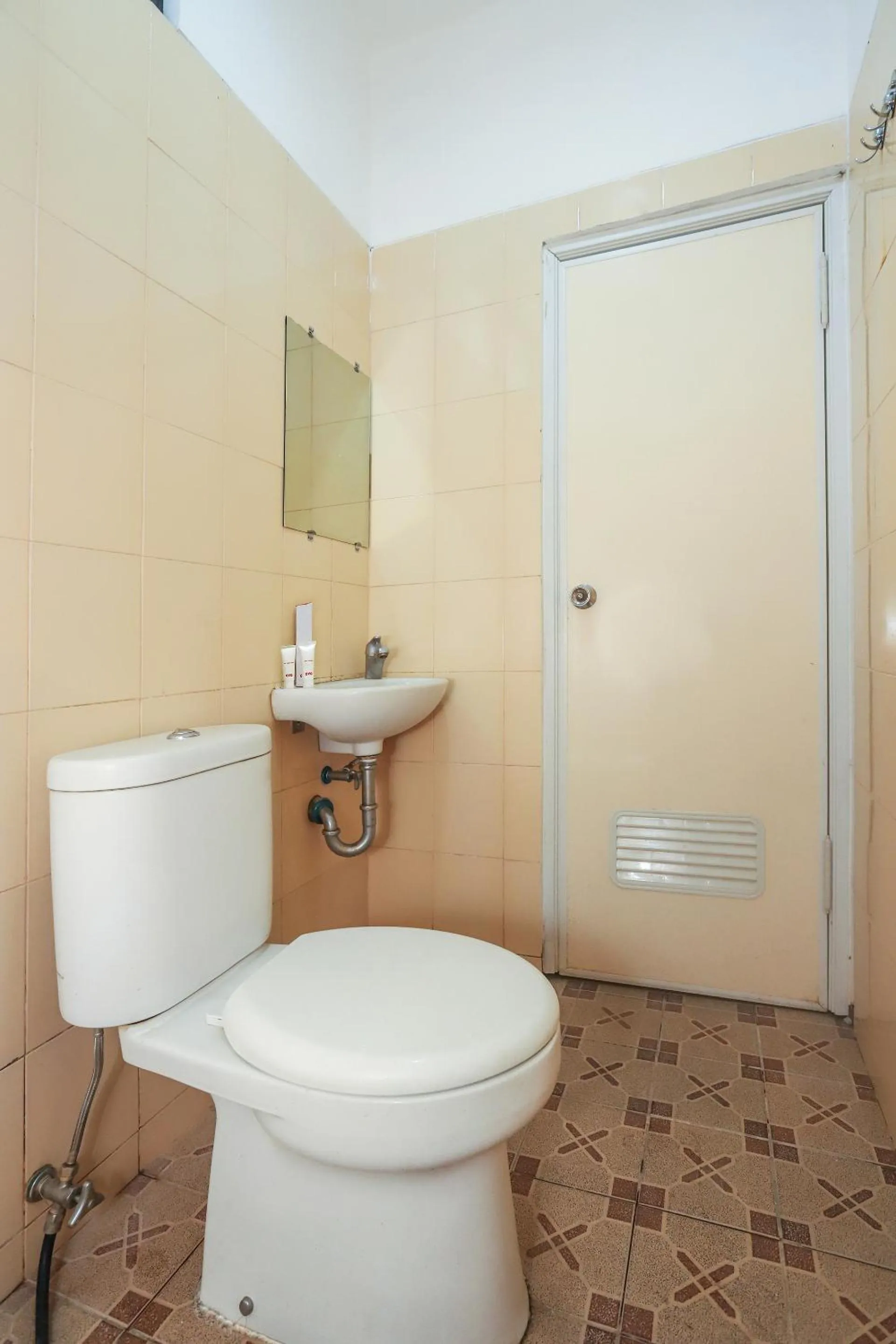 Bathroom in OYO 1582 Bungo Guest House