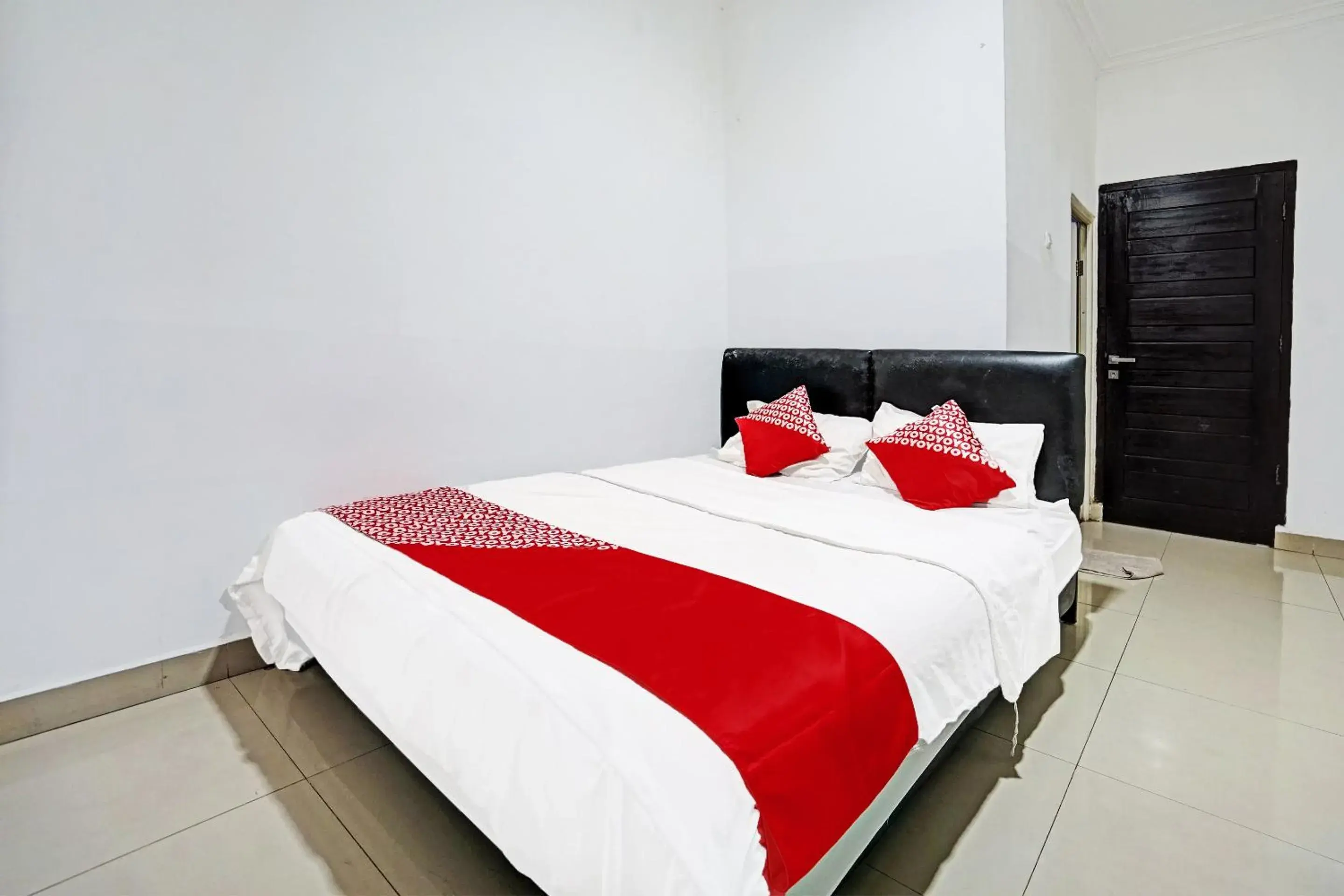 Standard Double Room in Hotel O Kambang Iwak Area Near Kambang Iwak Park Formerly Kerangga Standard Double Room in Hotel O Kambang Iwak Area Near Kambang Iwak Park Formerly Kerangga