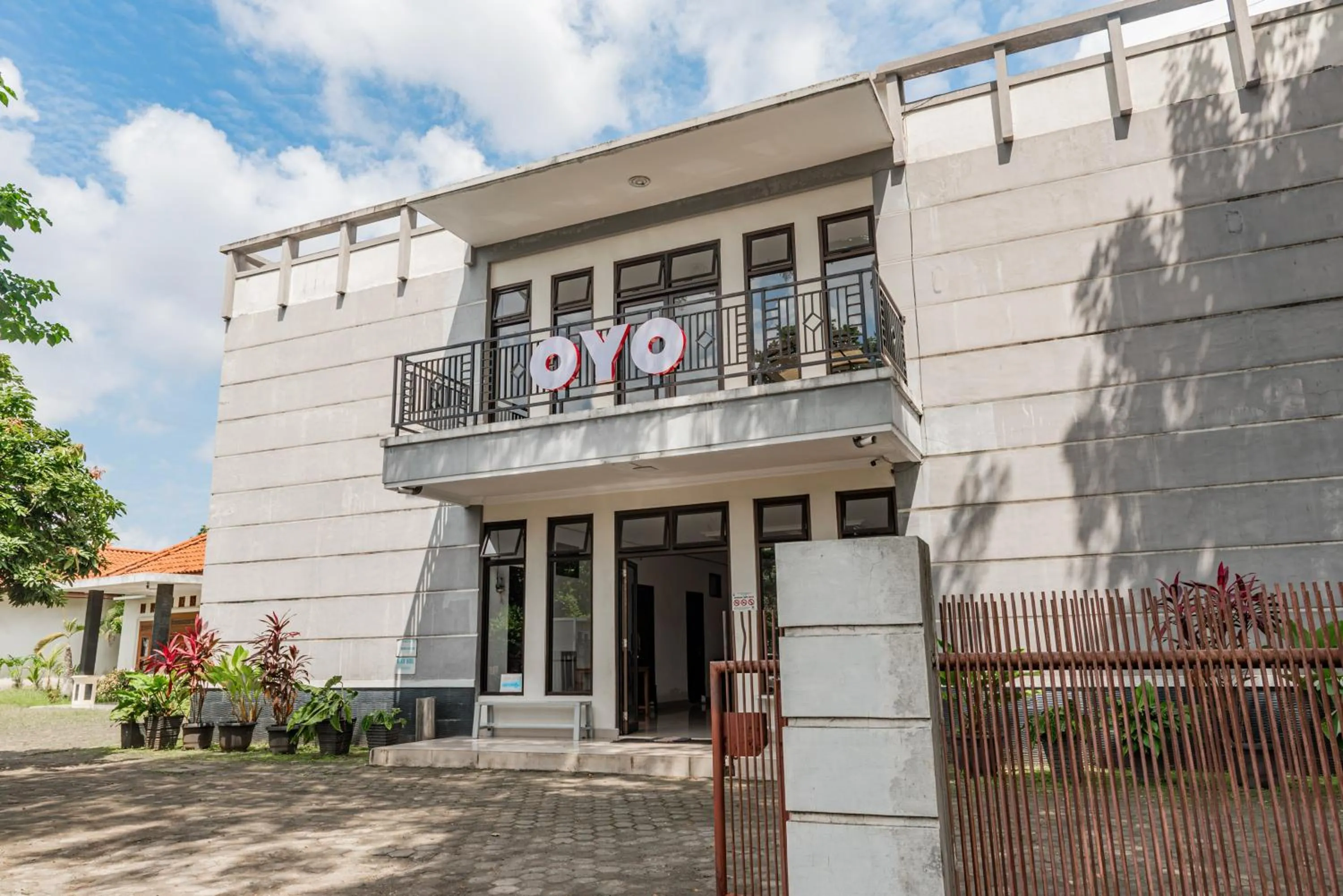 Facade/entrance in Hotel O Kambang Iwak Area Near Kambang Iwak Park Formerly Kerangga