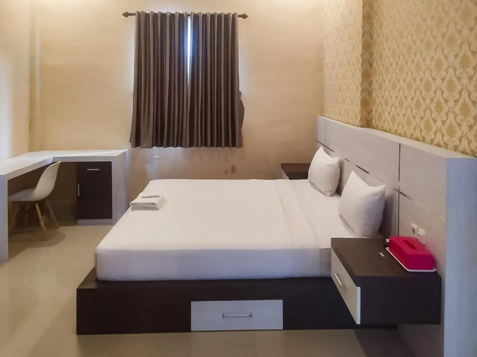 Bedroom, Bed in RedDoorz Syariah near Sultan Syarif Kasim II Airport