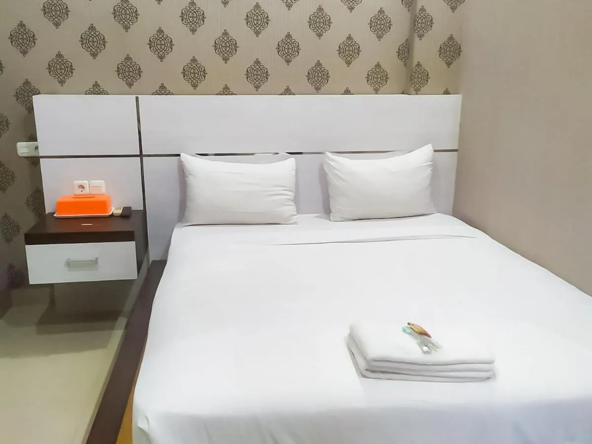 Bedroom, Bed in RedDoorz Syariah near Sultan Syarif Kasim II Airport