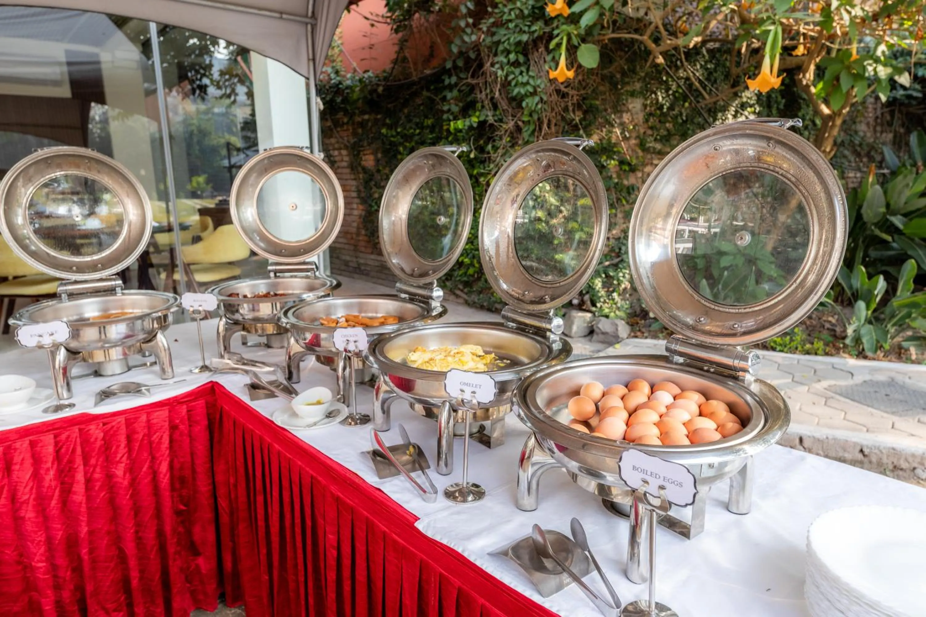 Breakfast in The Malla Hotel - Thamel, 2 km to Swayambhunath Temple