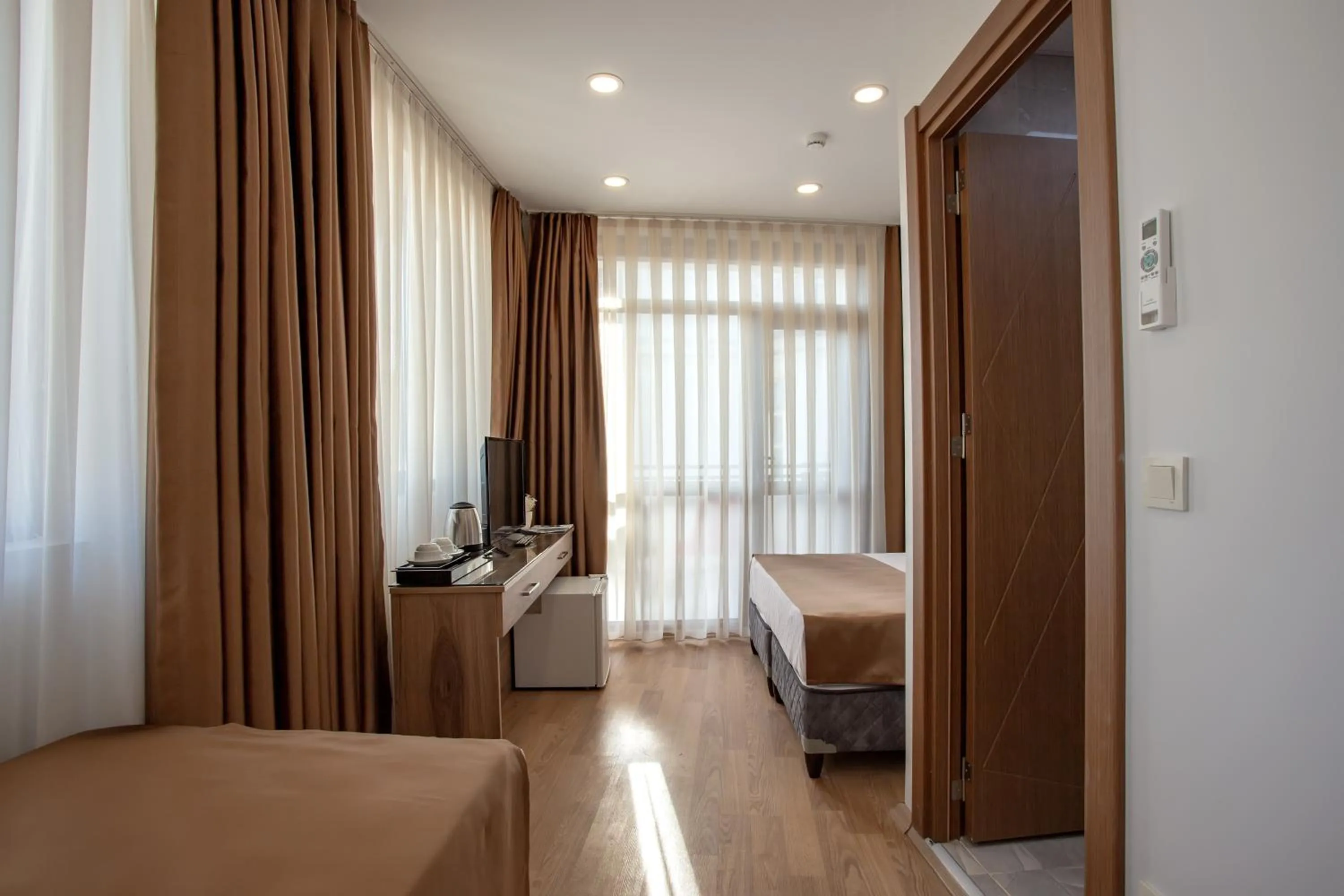 Photo of the whole room, Bed in West Palace