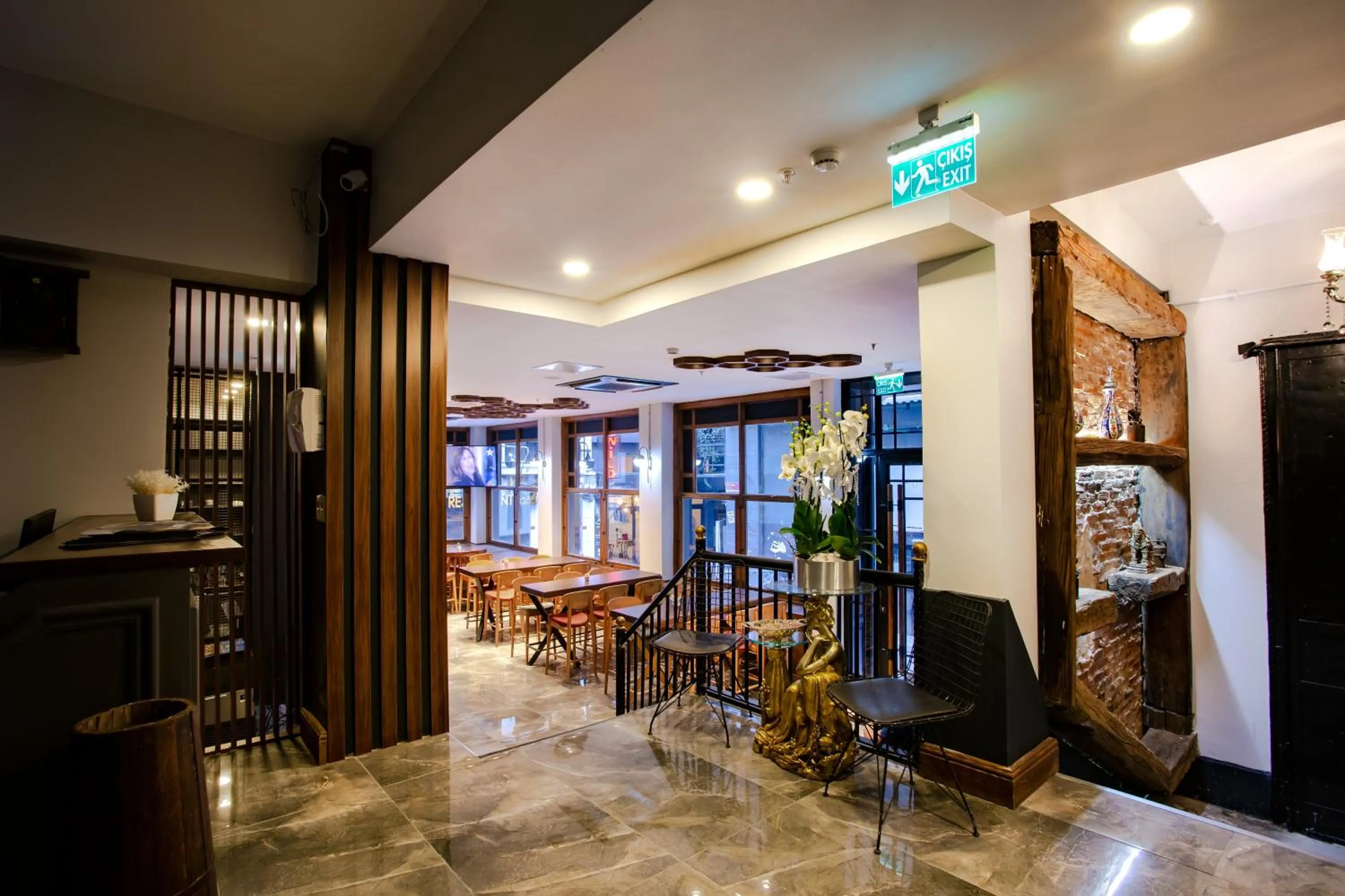 Restaurant/places to eat in West Palace