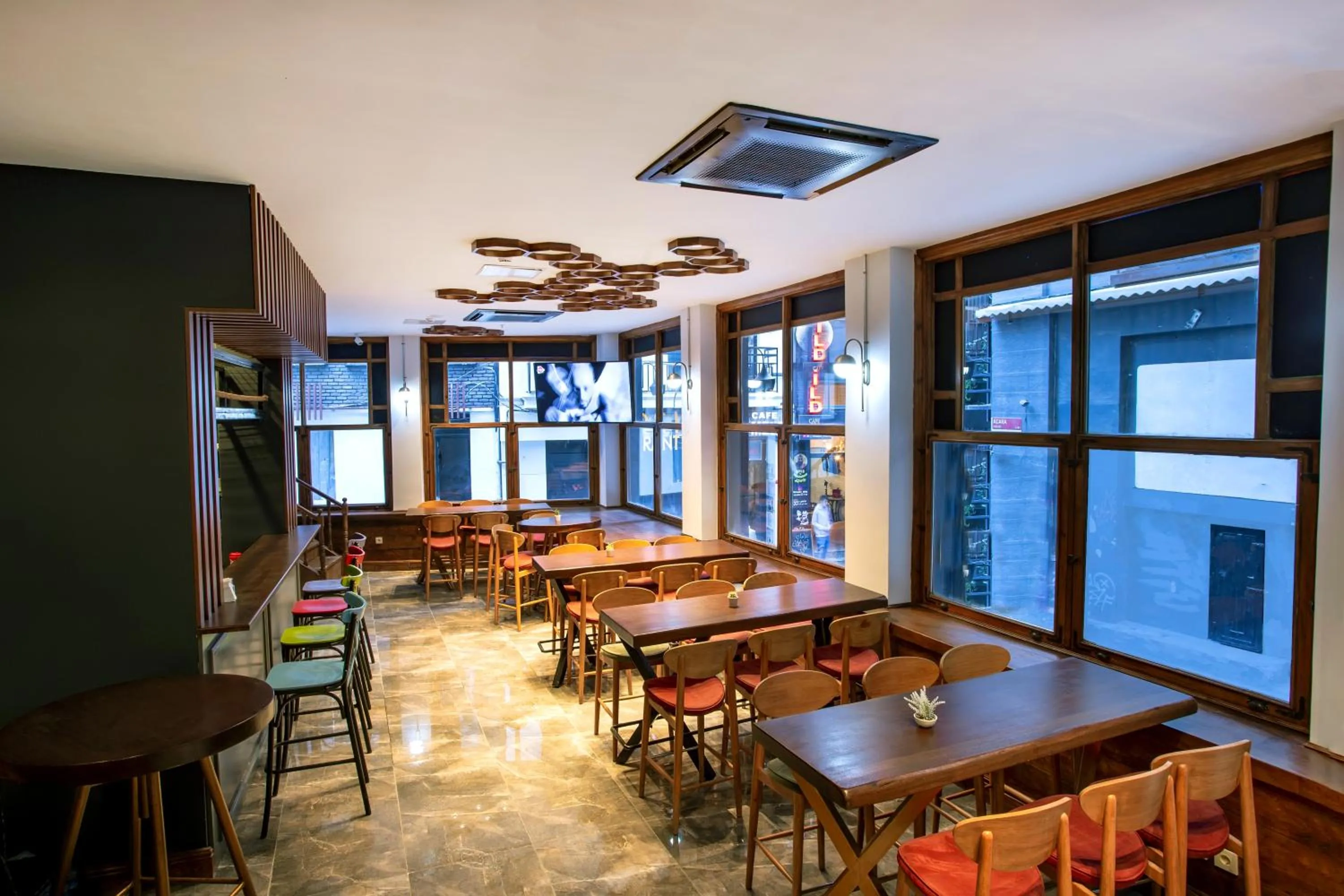 Restaurant/places to eat in West Palace