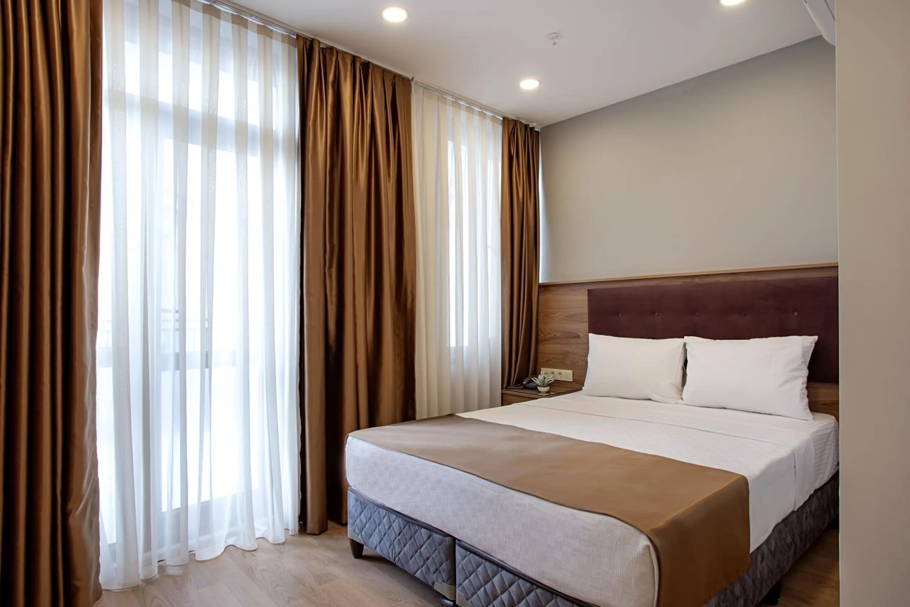 Photo of the whole room, Bed in West Palace