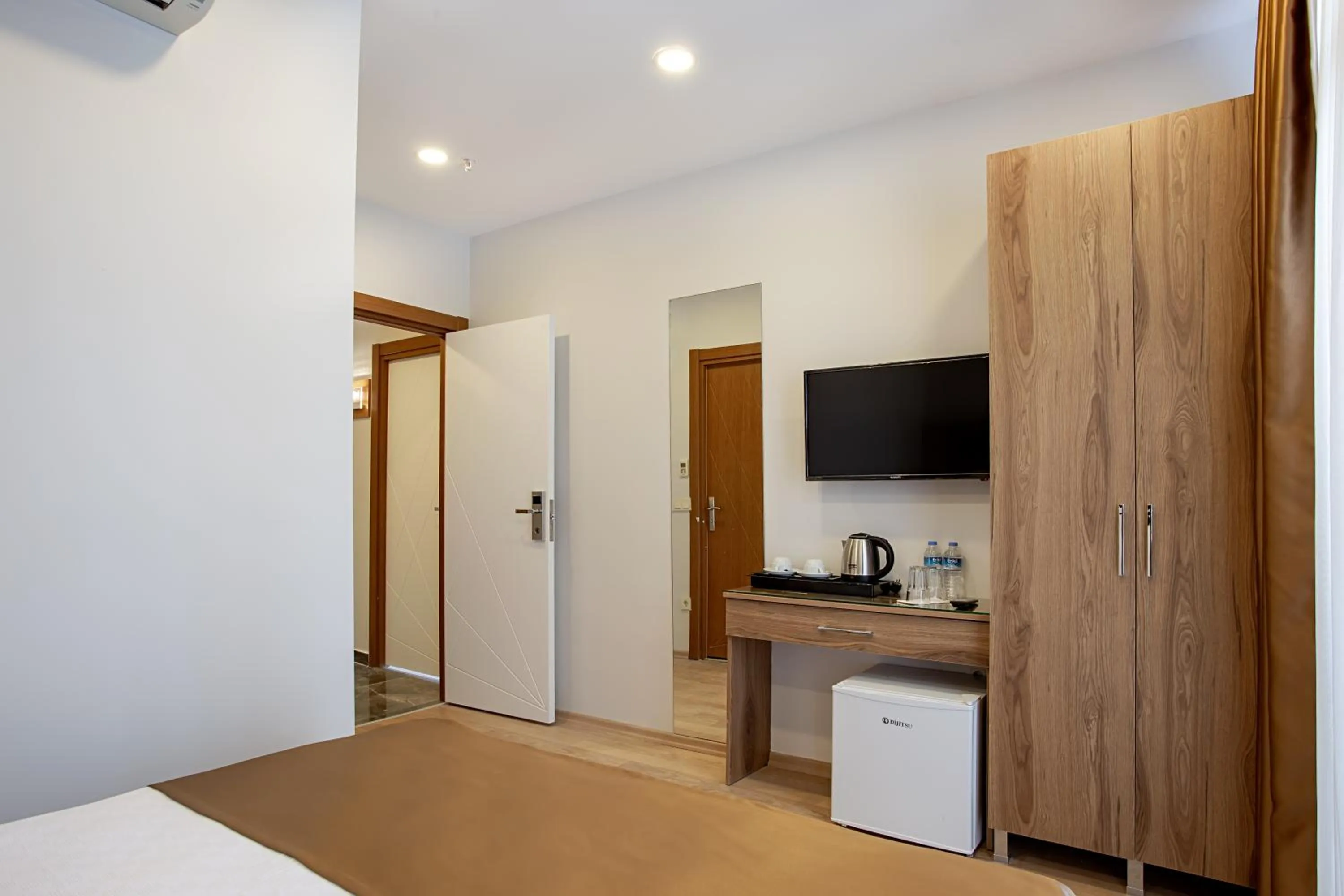 Photo of the whole room, Bed in West Palace