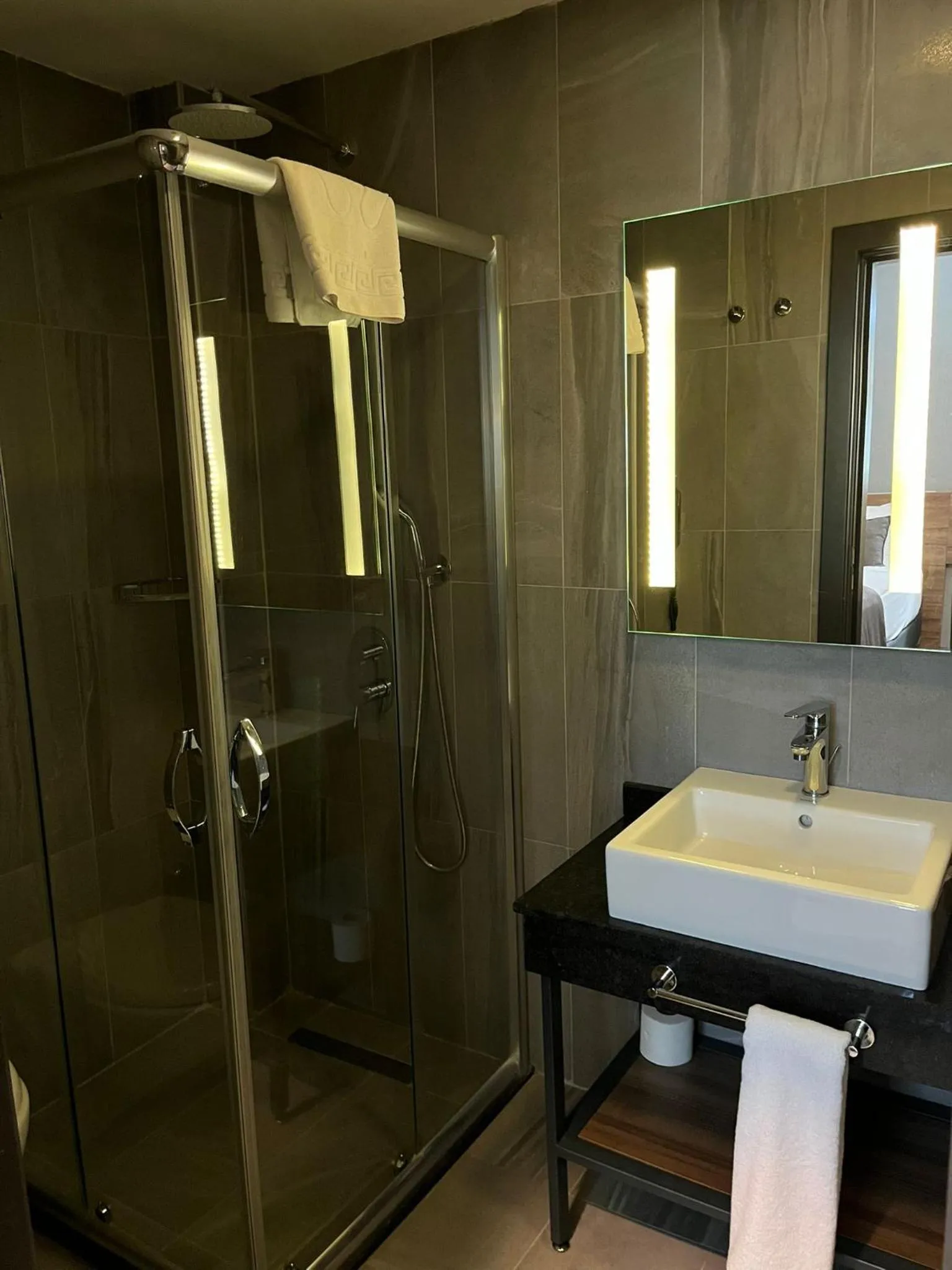 Shower in Falcon 1511