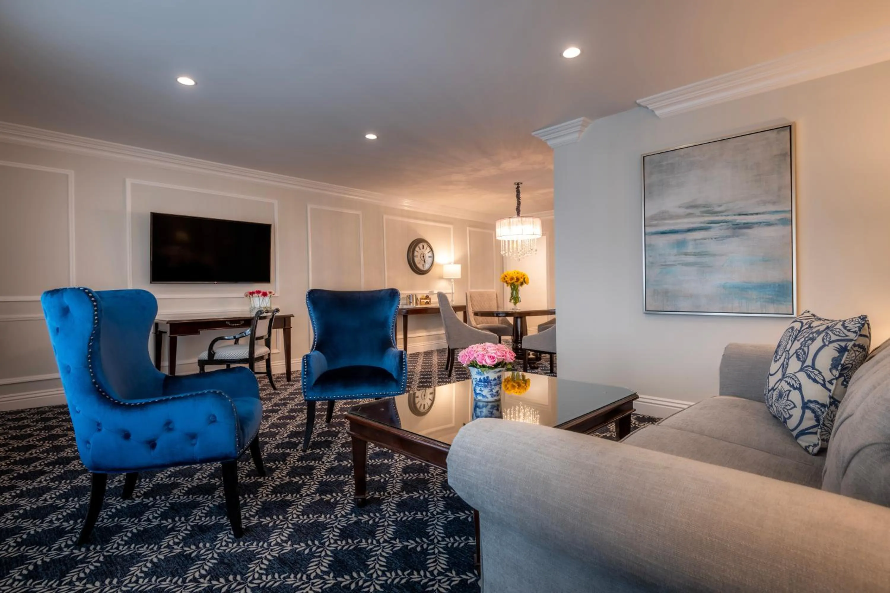 Living room in Beverly Hills Plaza Hotel & Spa