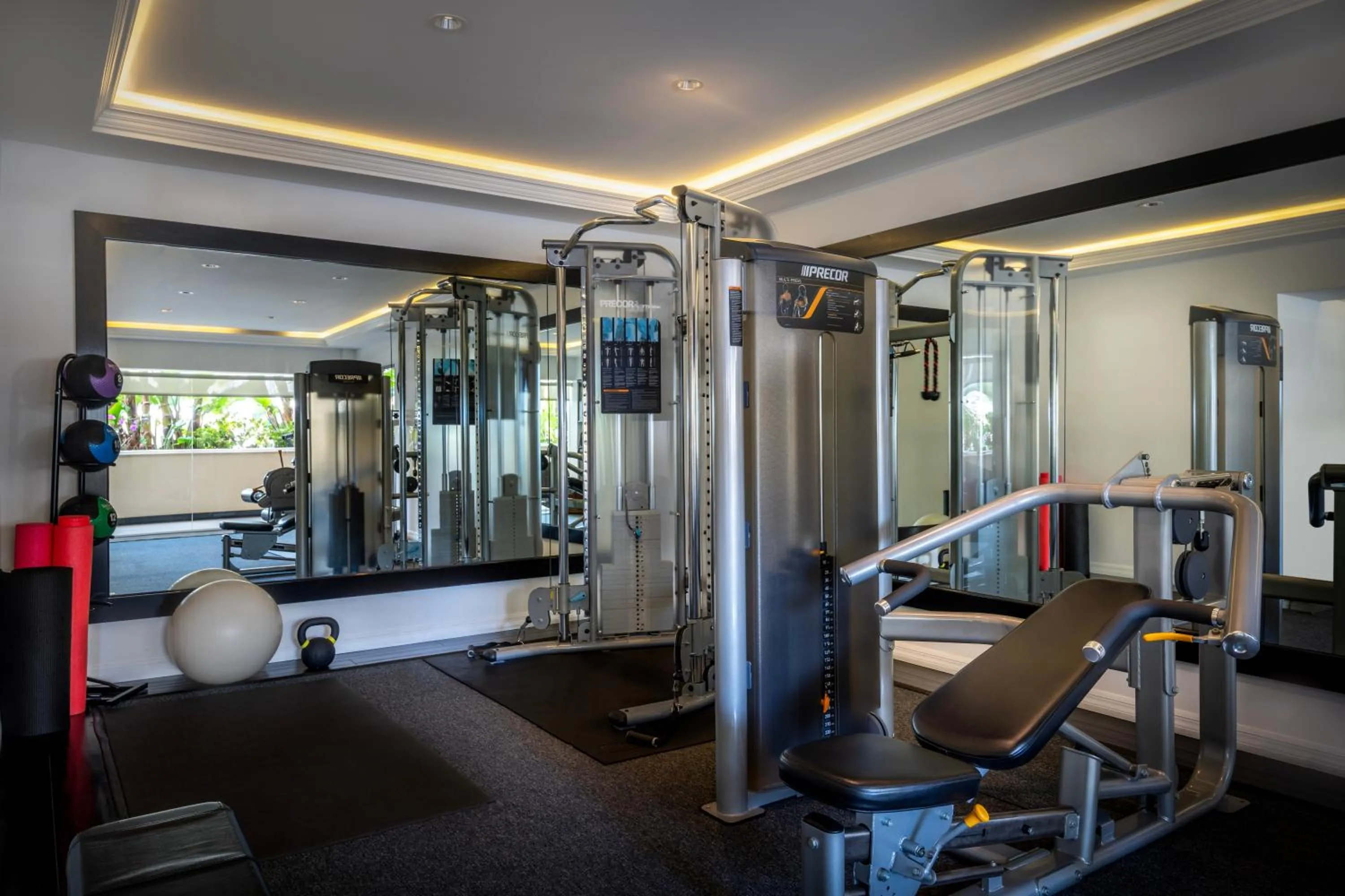 Fitness centre/facilities in Beverly Hills Plaza Hotel & Spa